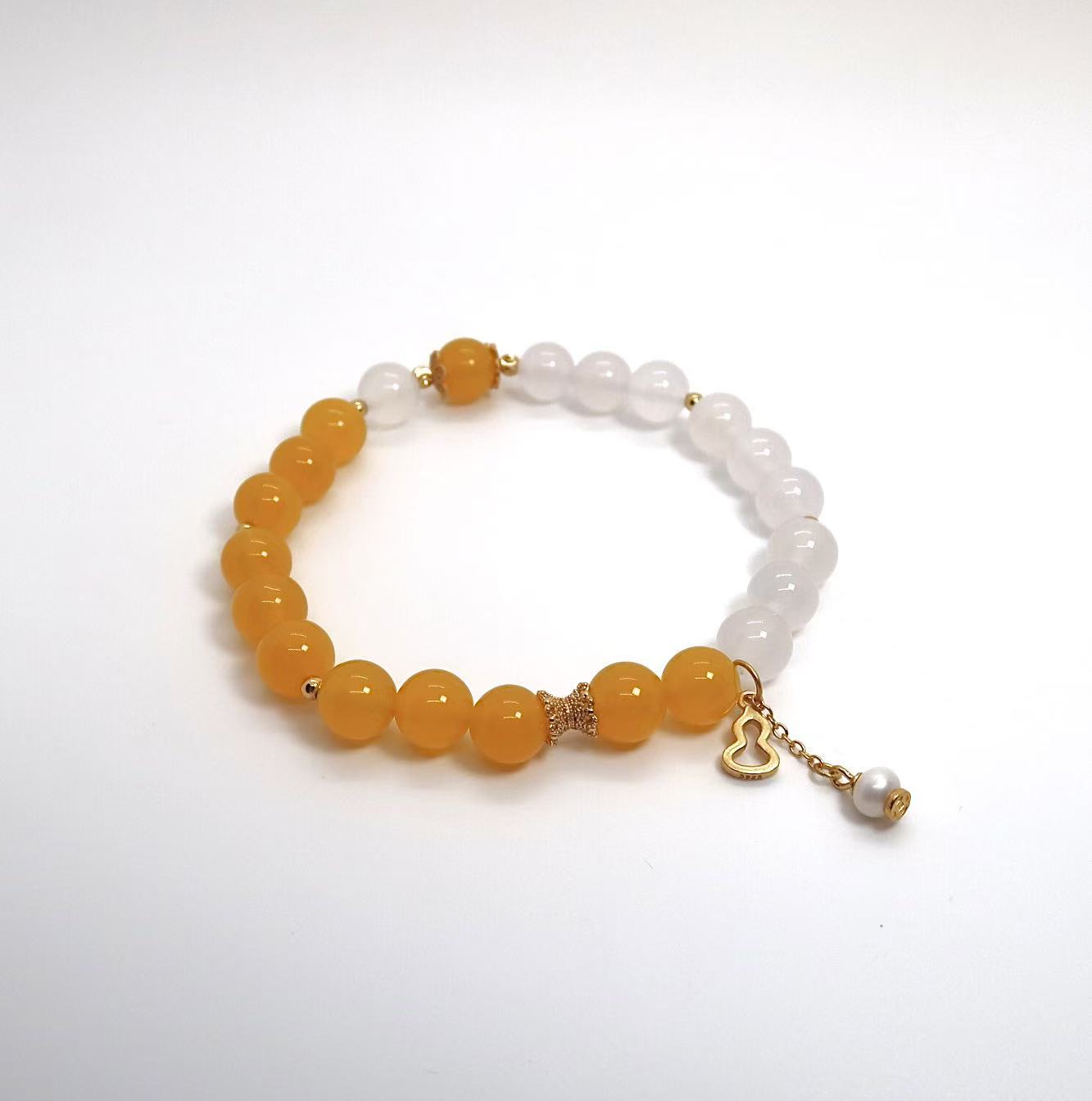 Bracelet en forme de gourde ajourée plaquée or - Agate jaune et blanche avec perle