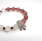 Bracelet en quartz fraise et agate blanche avec perles de grenat et attrape-rêves en argent