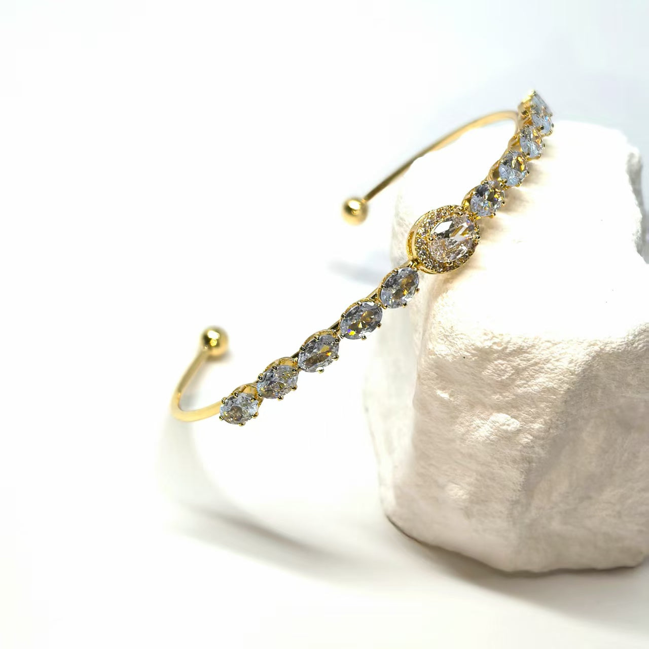 Luxuriöses ovales offenes Armband mit Zirkonia - Kupfer