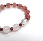 Bracelet en quartz fraise et agate blanche avec perles de grenat et attrape-rêves en argent