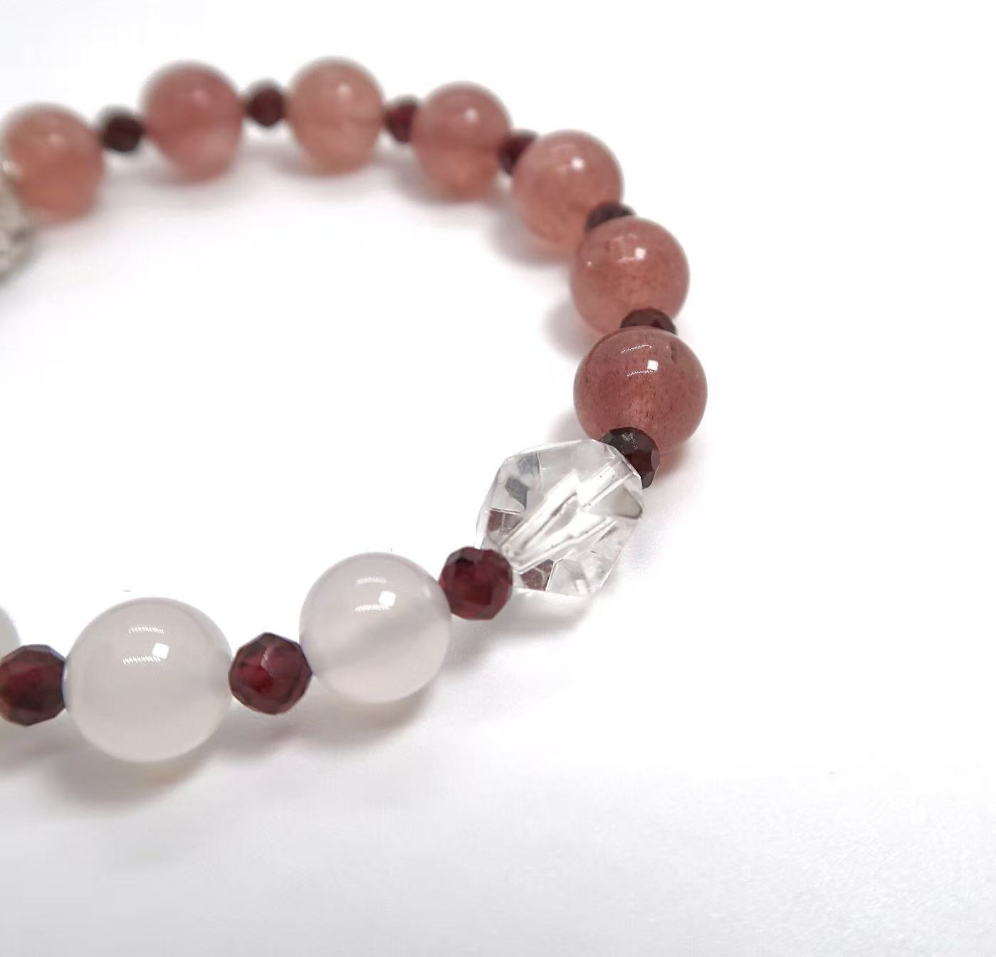 Bracelet en quartz fraise et agate blanche avec perles de grenat et attrape-rêves en argent