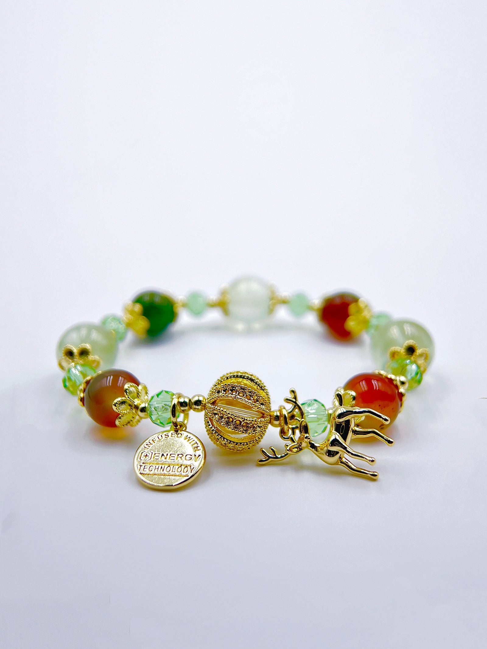 Bracelet en perles de préhnite verte avec décoration de boule ajourée et détaillée