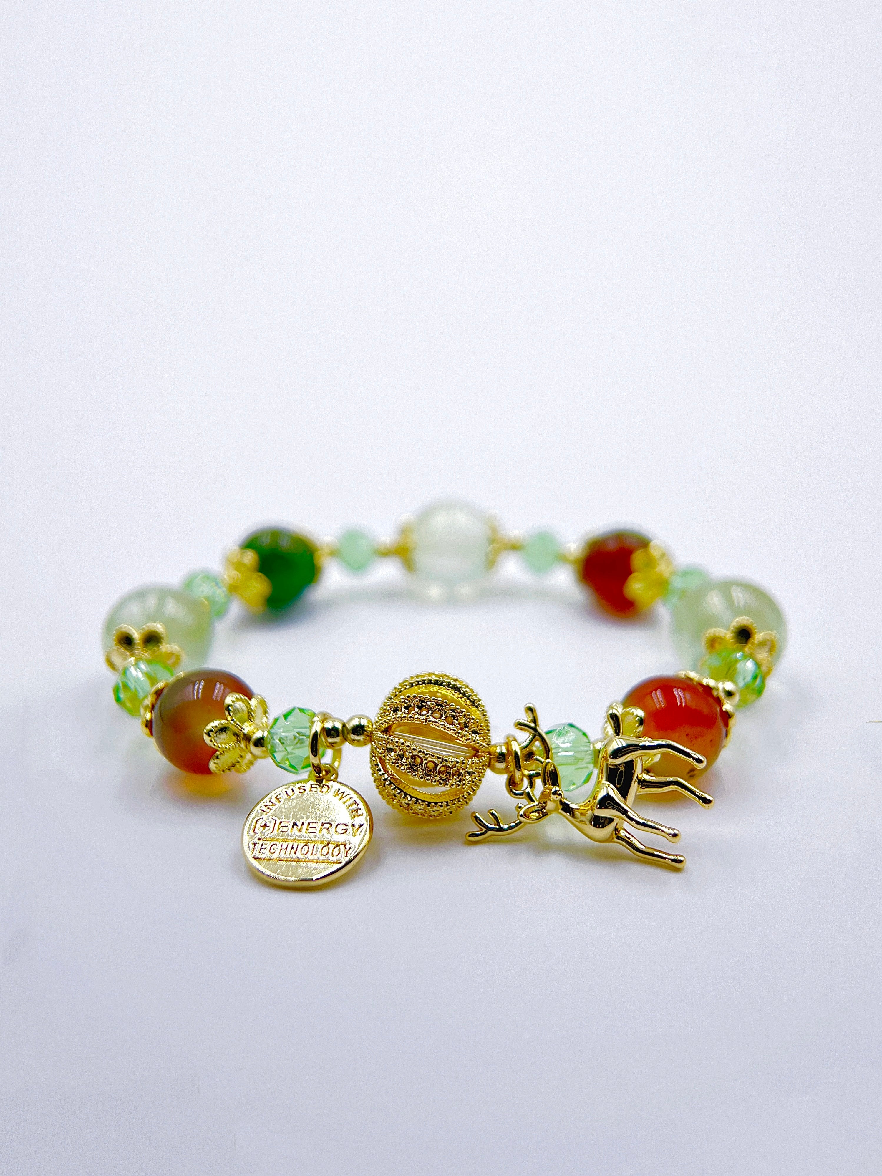 Bracelet en perles de préhnite verte avec décoration de boule ajourée et détaillée