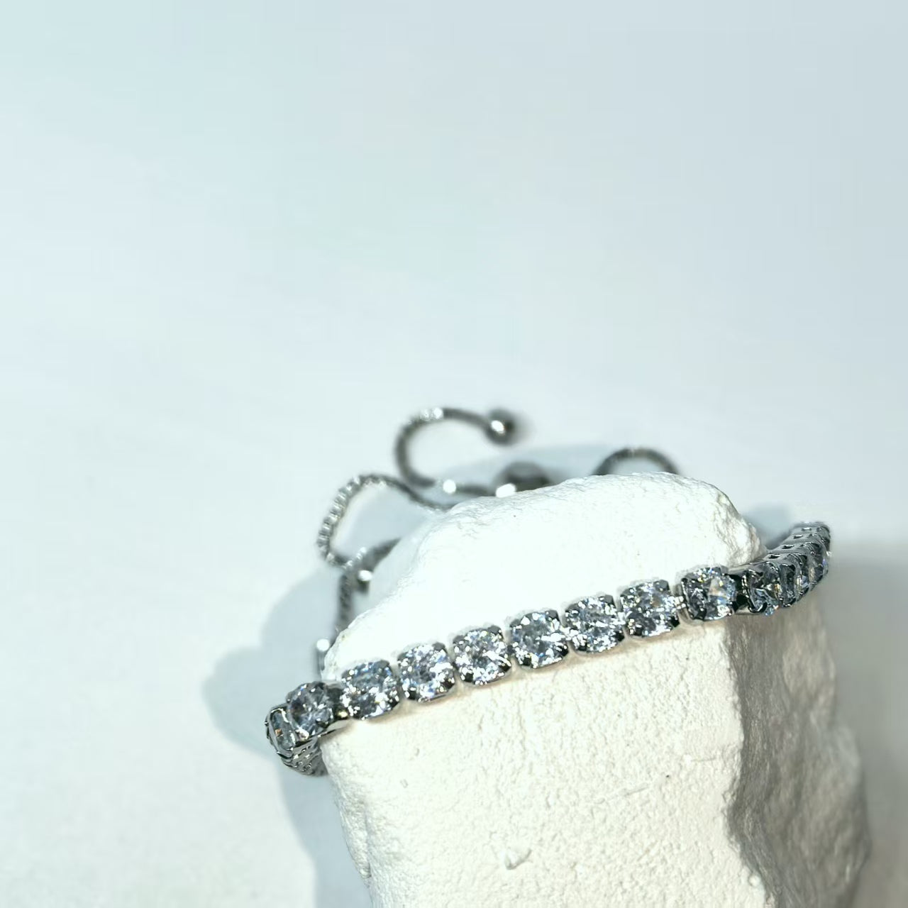 Einreihiges, verstellbares Armband mit runden Zirkonia und Diamanten