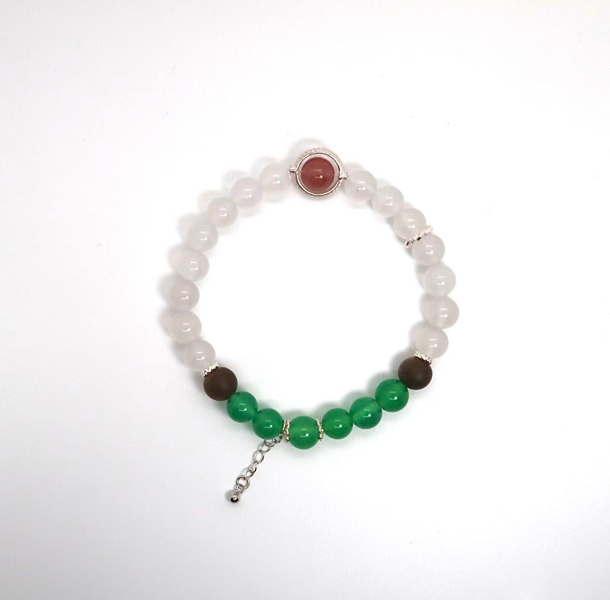 Bracelet en agate blanche, agate verte et quartz fraise avec chaîne en argent