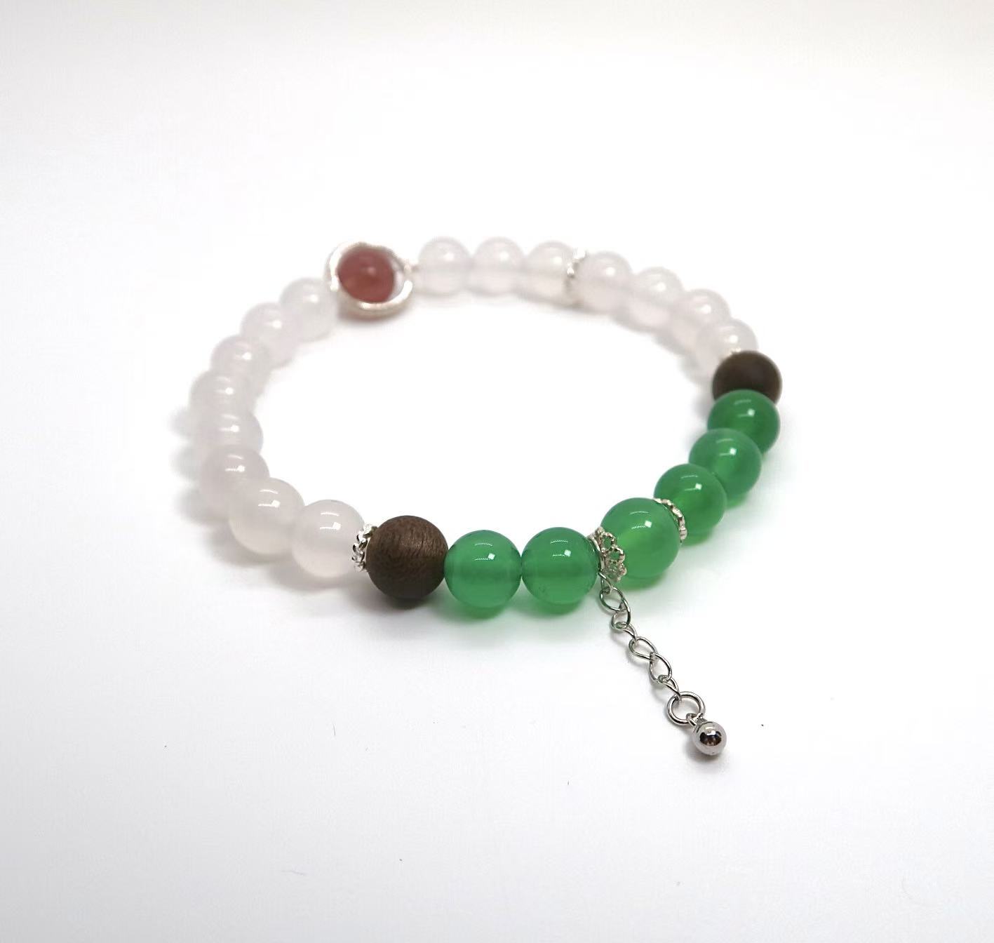 Bracelet en agate blanche, agate verte et quartz fraise avec chaîne en argent