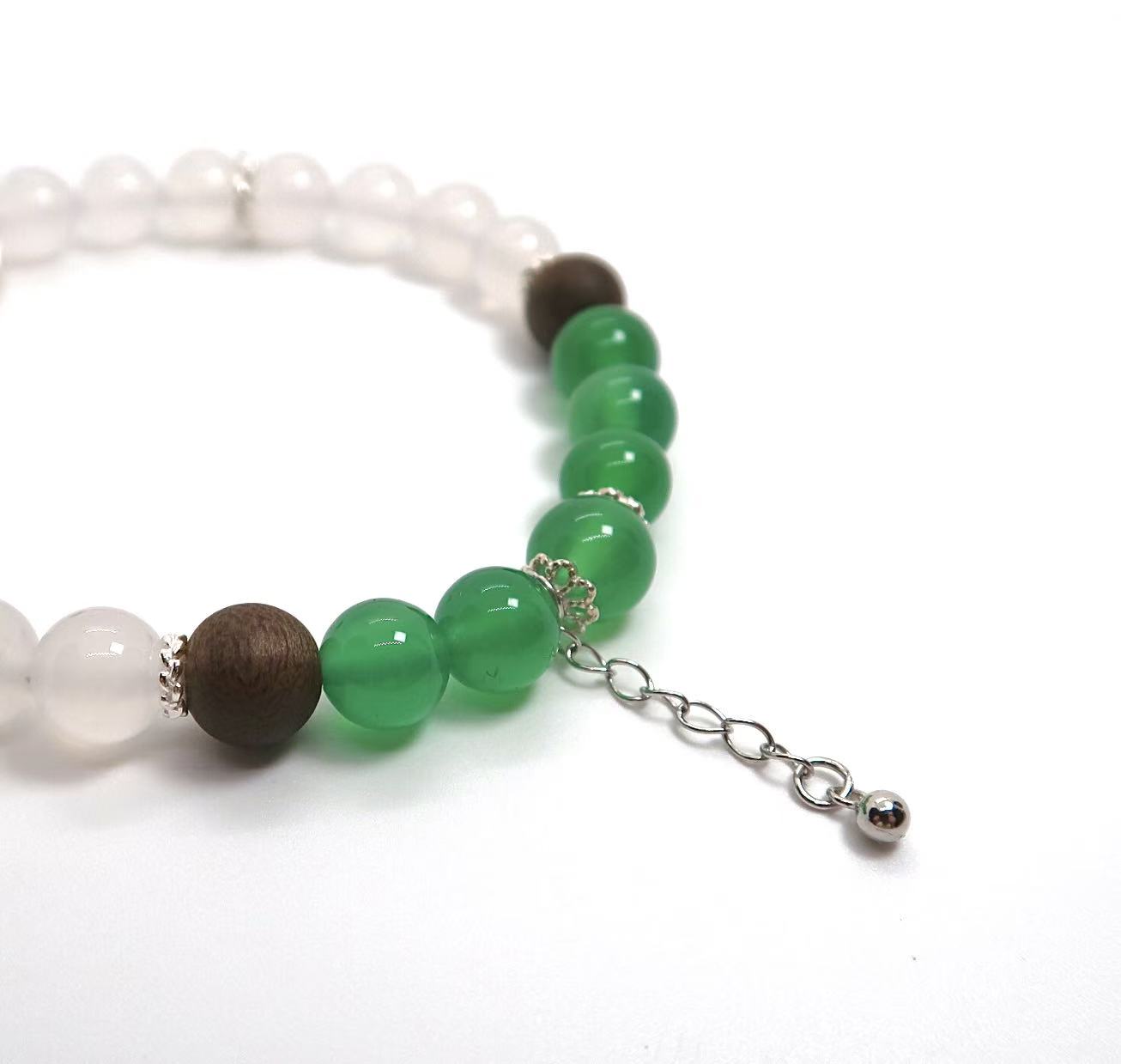 Bracelet en agate blanche, agate verte et quartz fraise avec chaîne en argent