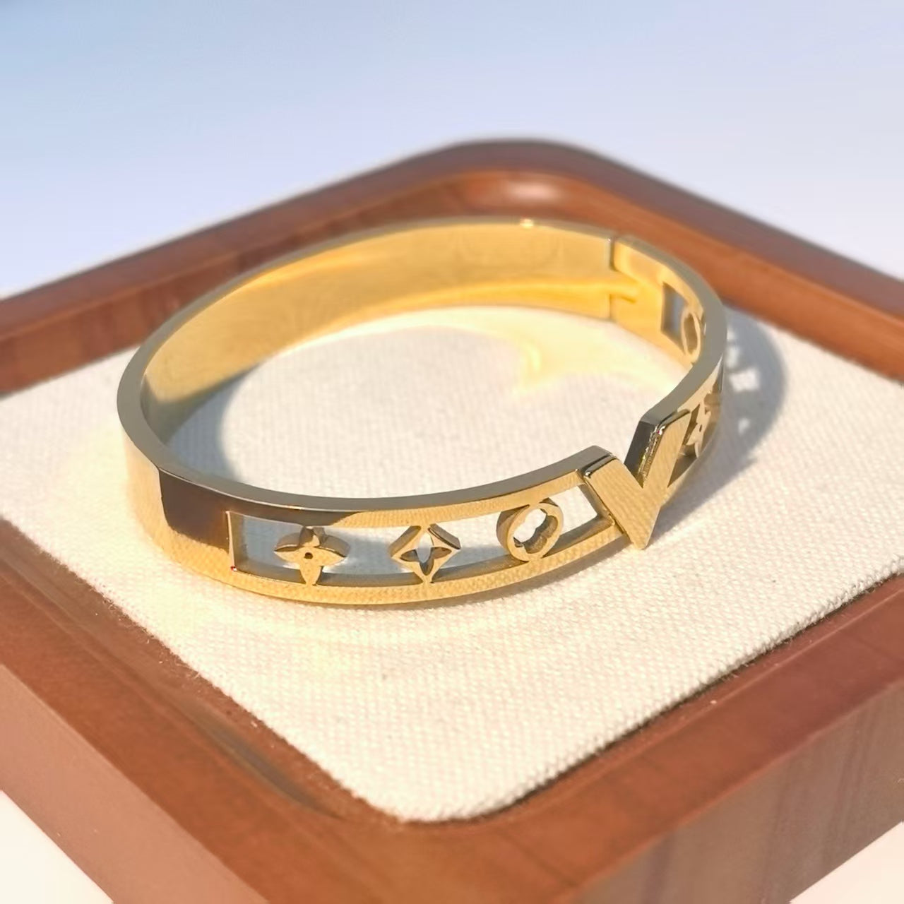 Openwork Clover & V-Shape Titanium Steel Bracelet - Delicate Lucky Charm - DXbracelet