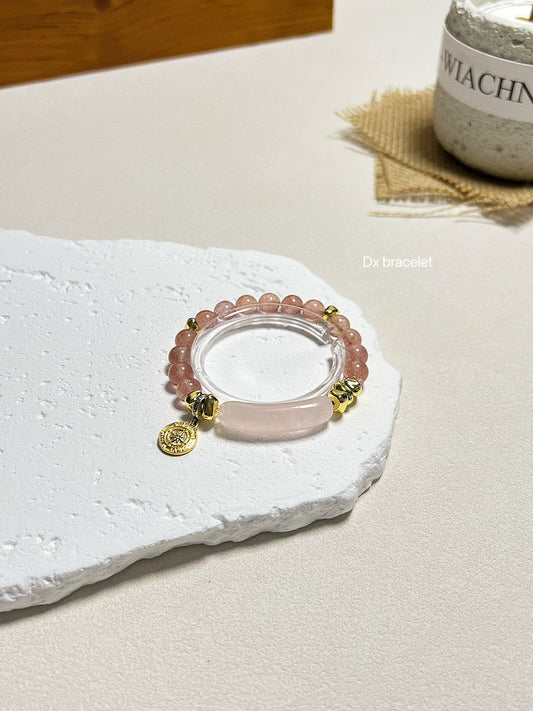 Bracelet en perles de quartz rose avec détails argentés et breloque pièce porte-bonheur