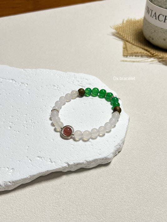 Bracelet en agate blanche, agate verte et quartz fraise avec chaîne en argent