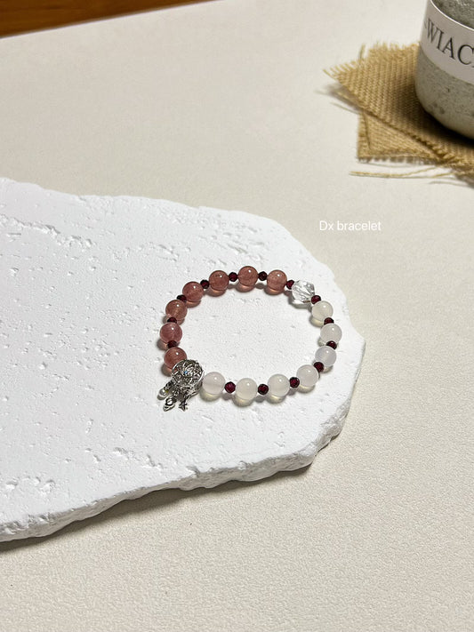 Bracelet en quartz fraise et agate blanche avec perles de grenat et attrape-rêves en argent