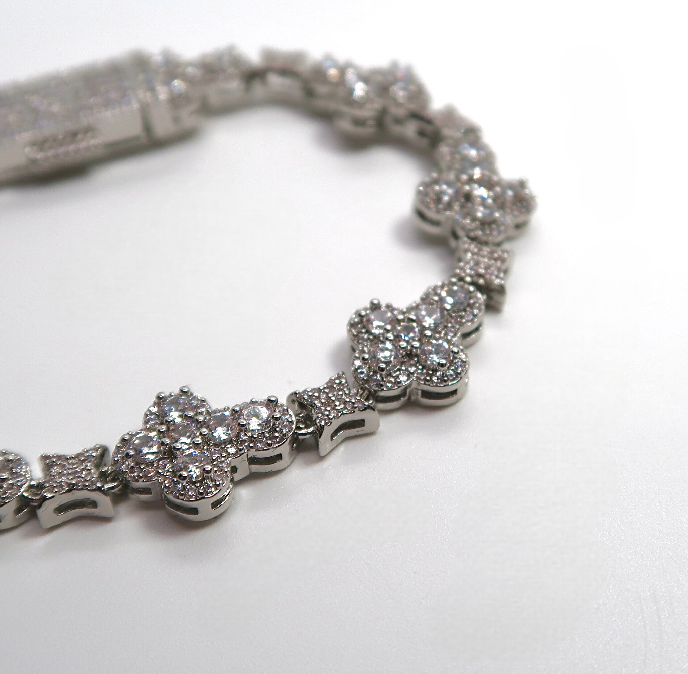 Funkelndes Kreuzblumenarmband mit Micro-Pavé-Zirkonia