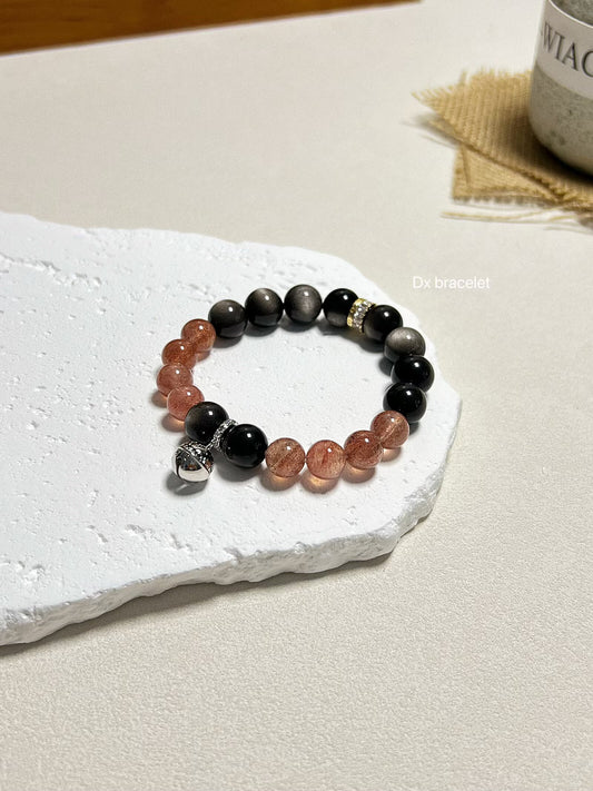 Bracelet fait main en obsidienne argentée et quartz fraise avec breloque en laiton et argent