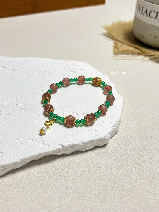 Bracelet fait main en quartz fraise et agate verte avec breloque en forme de gourde argentée