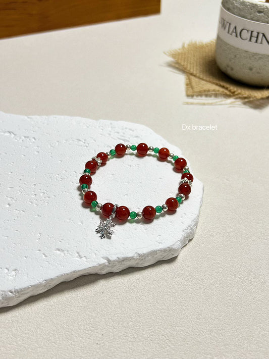 Bracelet en veines de dragon rouge et agate verte avec breloque flocon de neige argentée