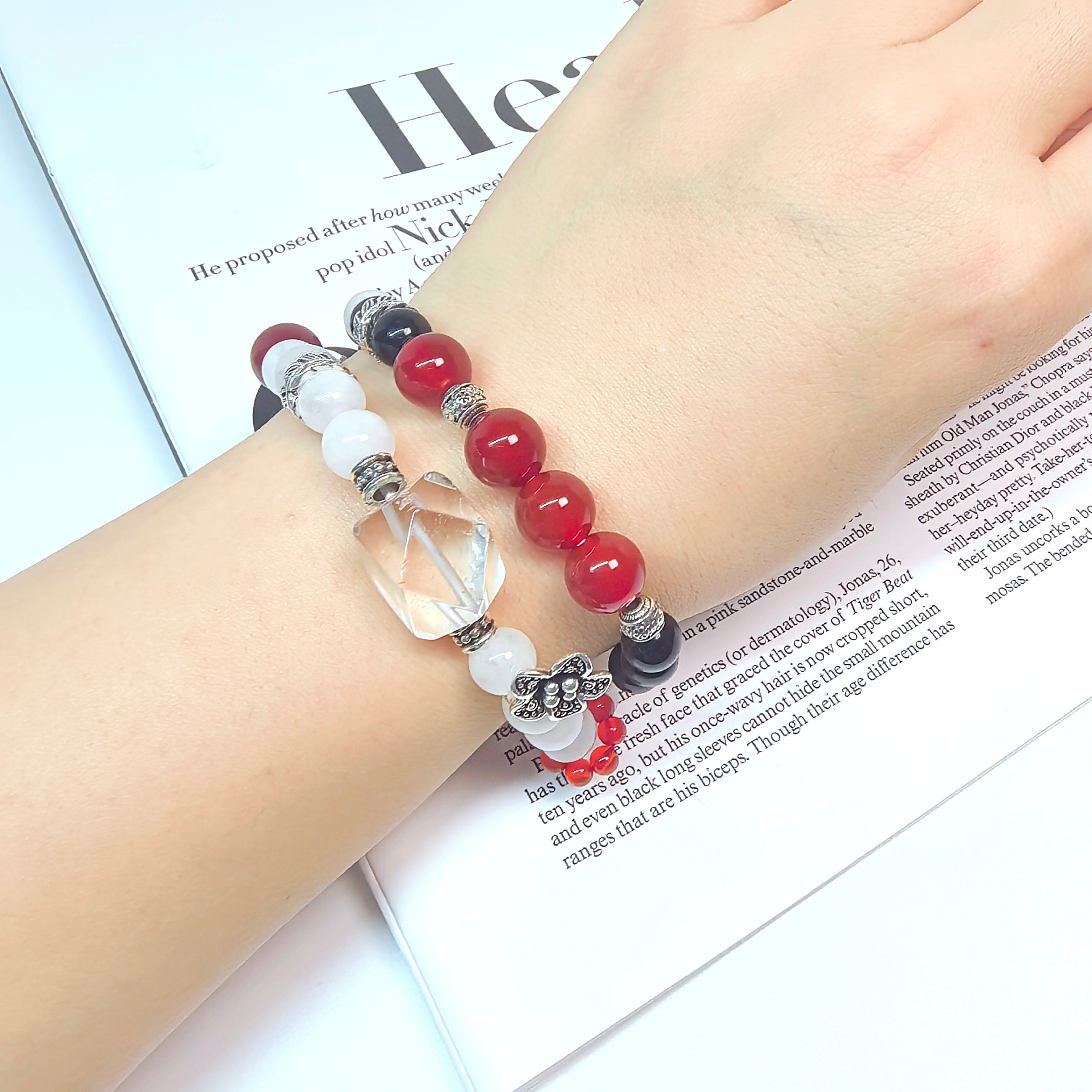 Bracelets assortis pour couple, à plusieurs tours, ornés d'agate rouge et de plumes argentées - Un cadeau unique