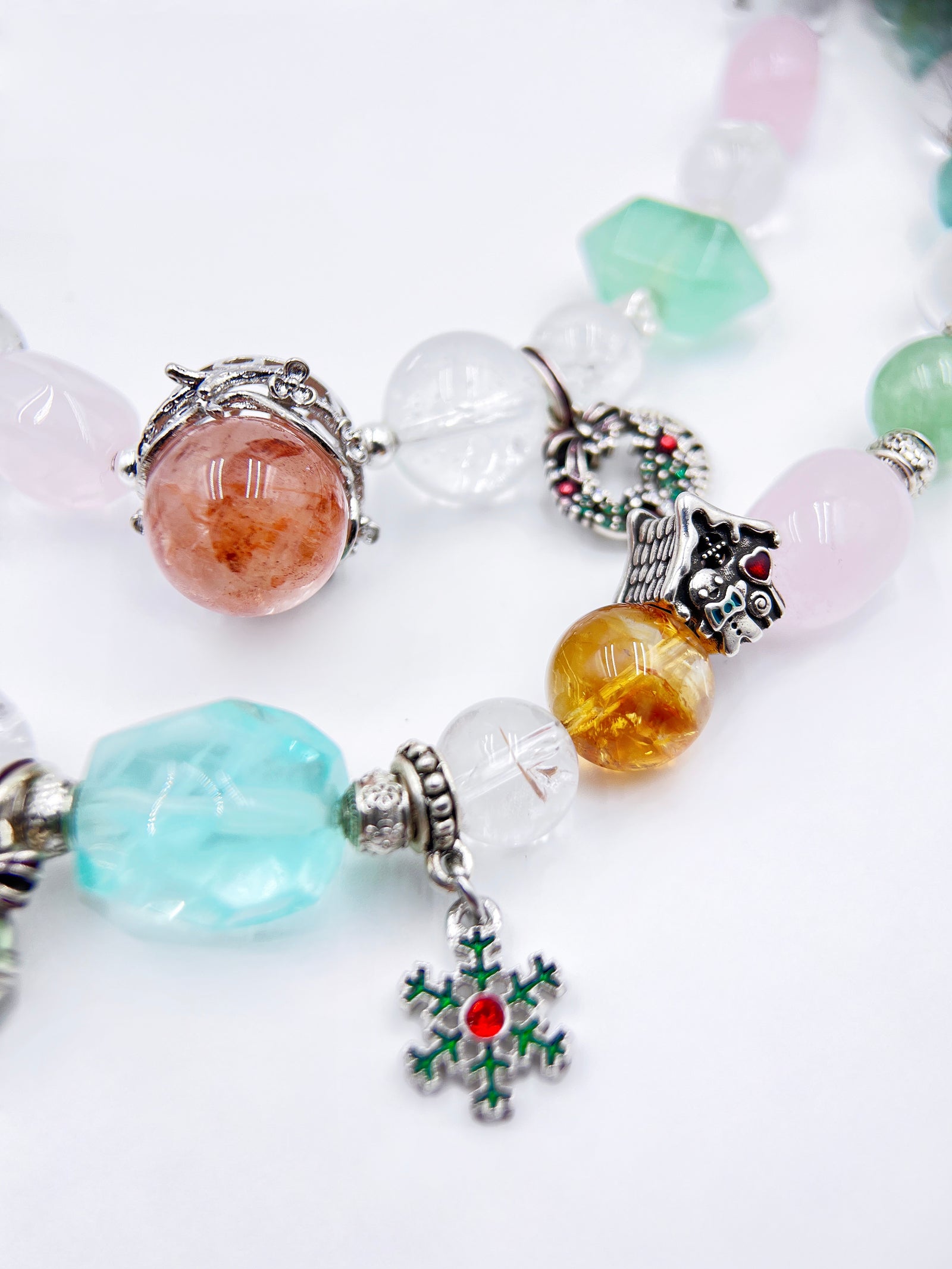 Bracelets de Noël pour couples : Ensemble en quartz rose et fluorite verte avec breloques de Noël
