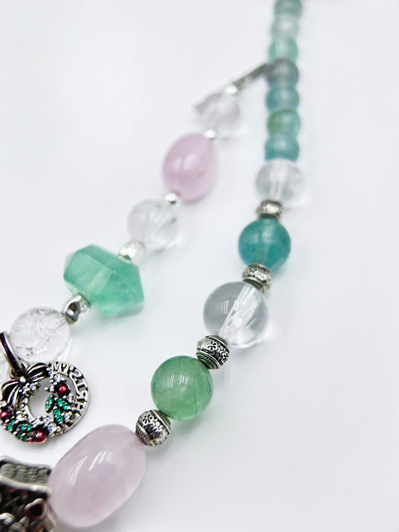 Bracelets de Noël pour couples : Ensemble en quartz rose et fluorite verte avec breloques de Noël