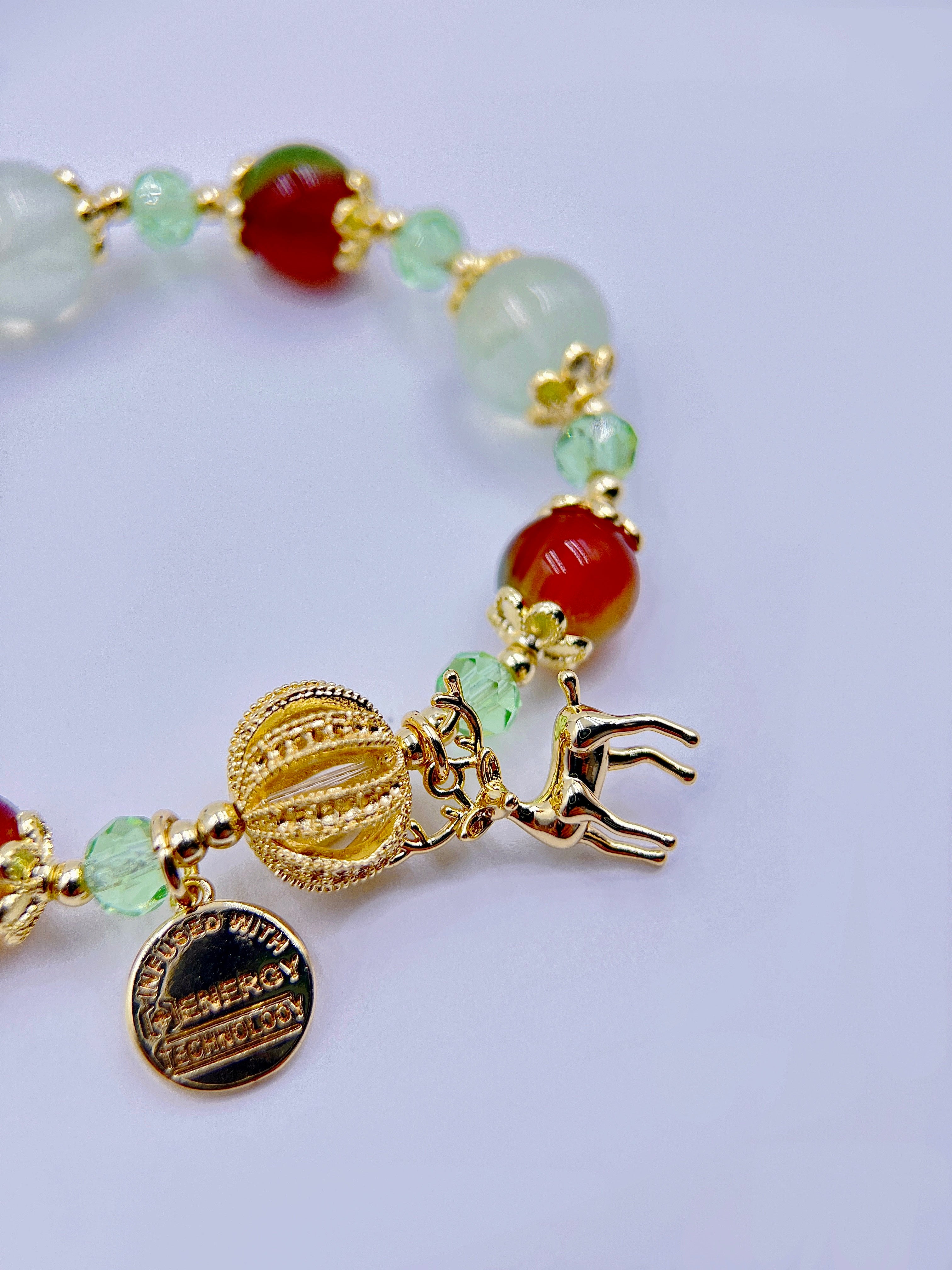 Bracelet en perles de préhnite verte avec décoration de boule ajourée et détaillée