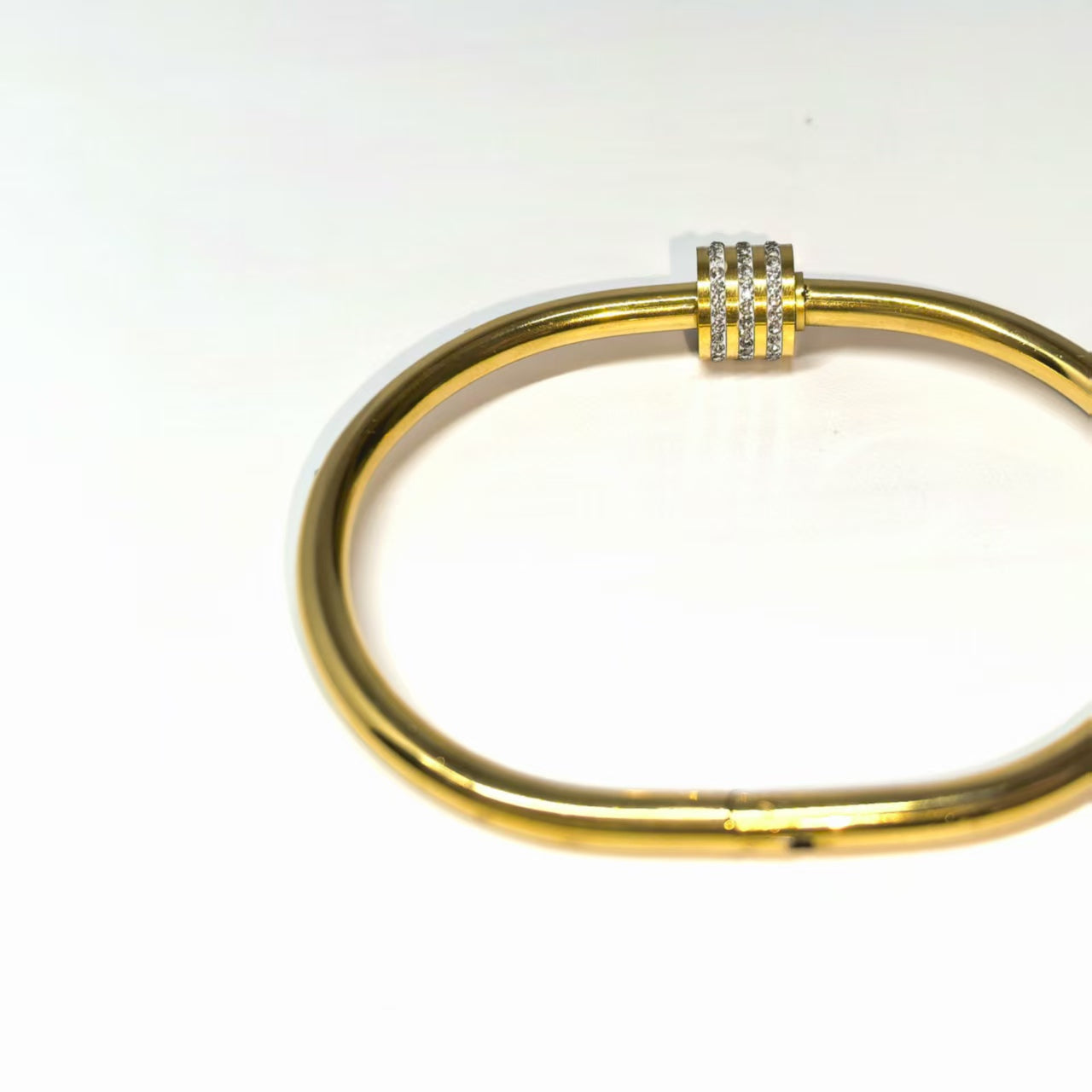 Schlichtes diamantbesetztes Titanstahlarmband