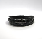 Bracelet en acier titane avec croix et accent en cuir tressé