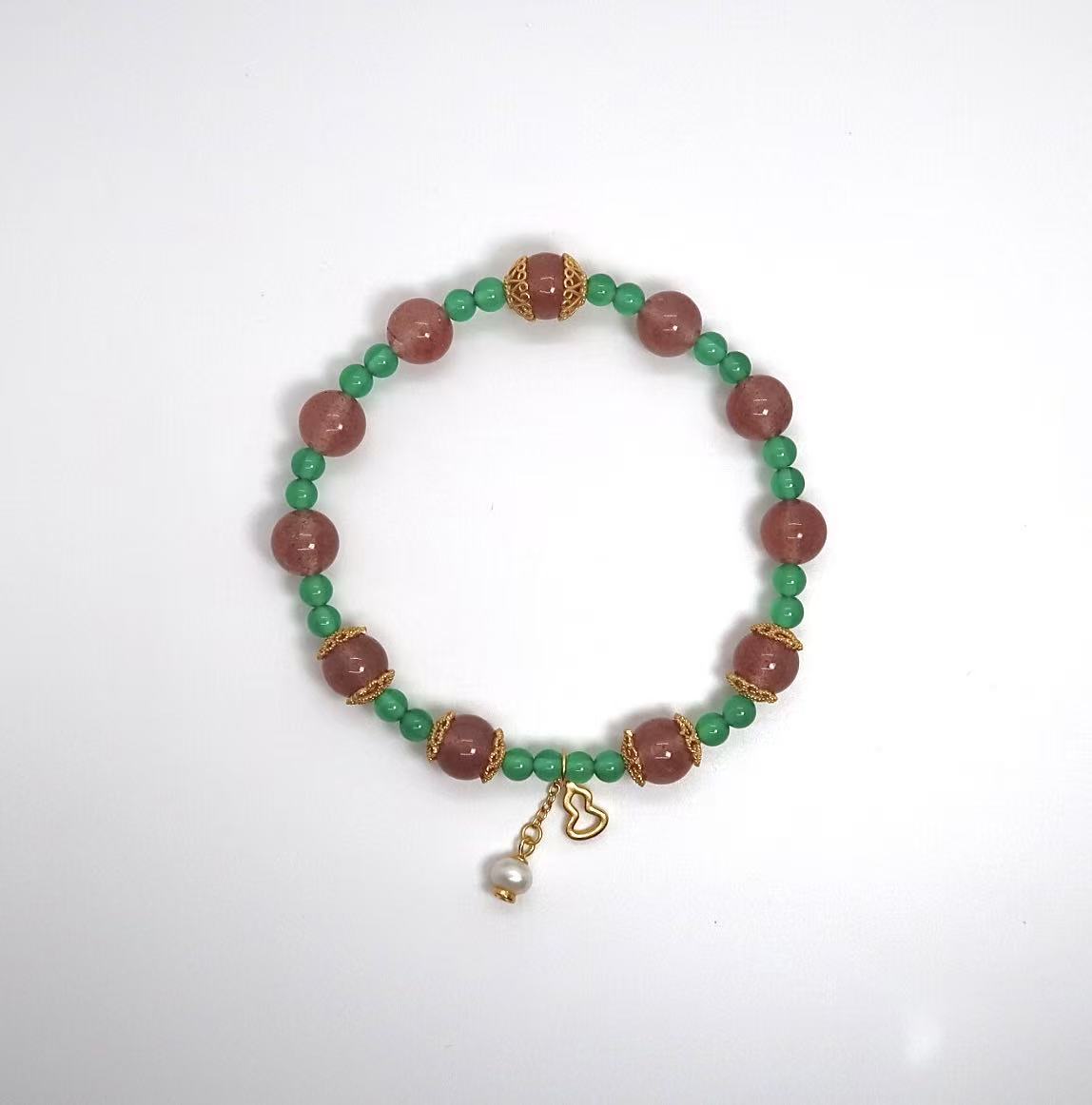 Bracelet fait main en quartz fraise et agate verte avec breloque en forme de gourde argentée