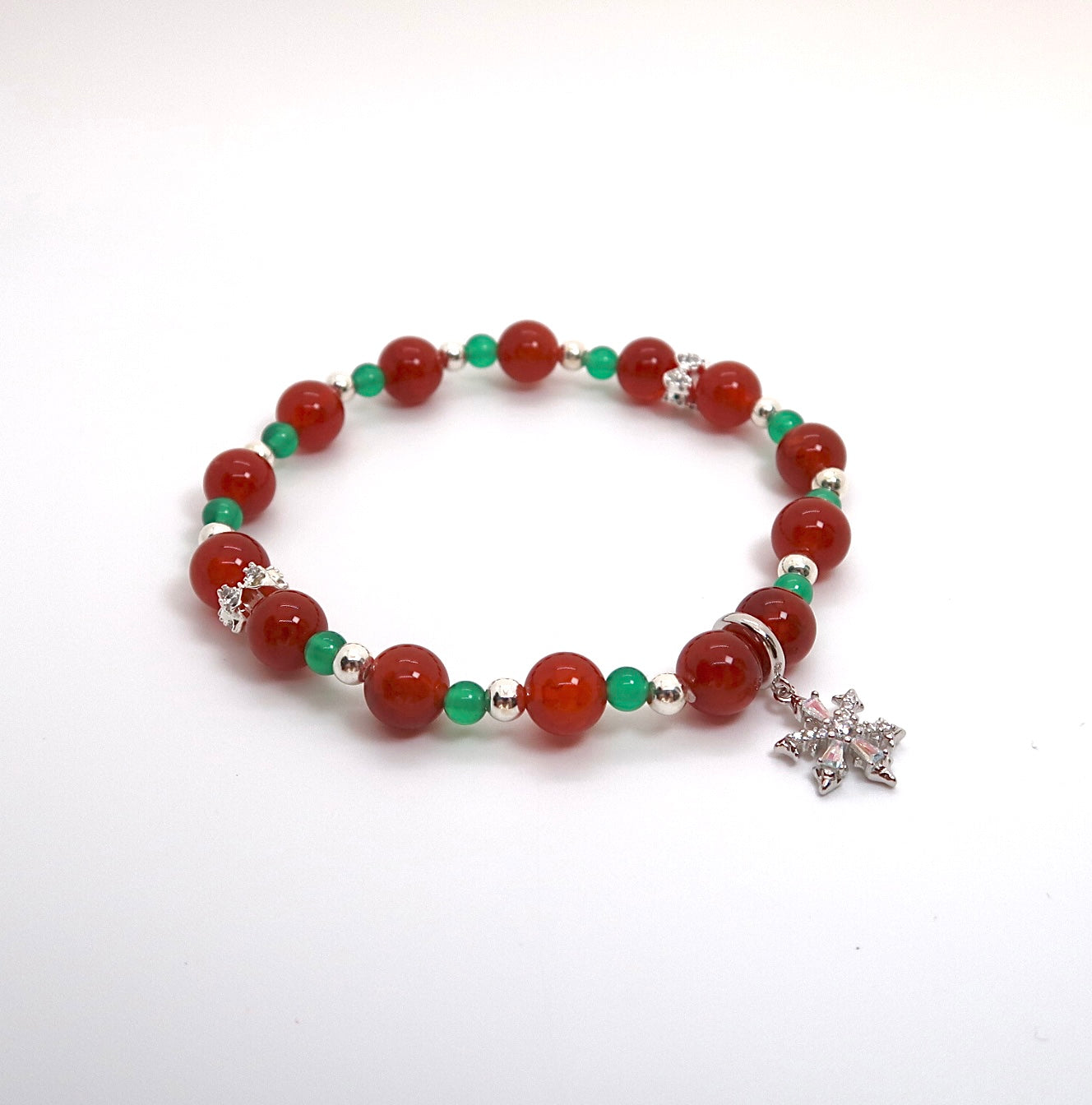 Bracelet en veines de dragon rouge et agate verte avec breloque flocon de neige argentée