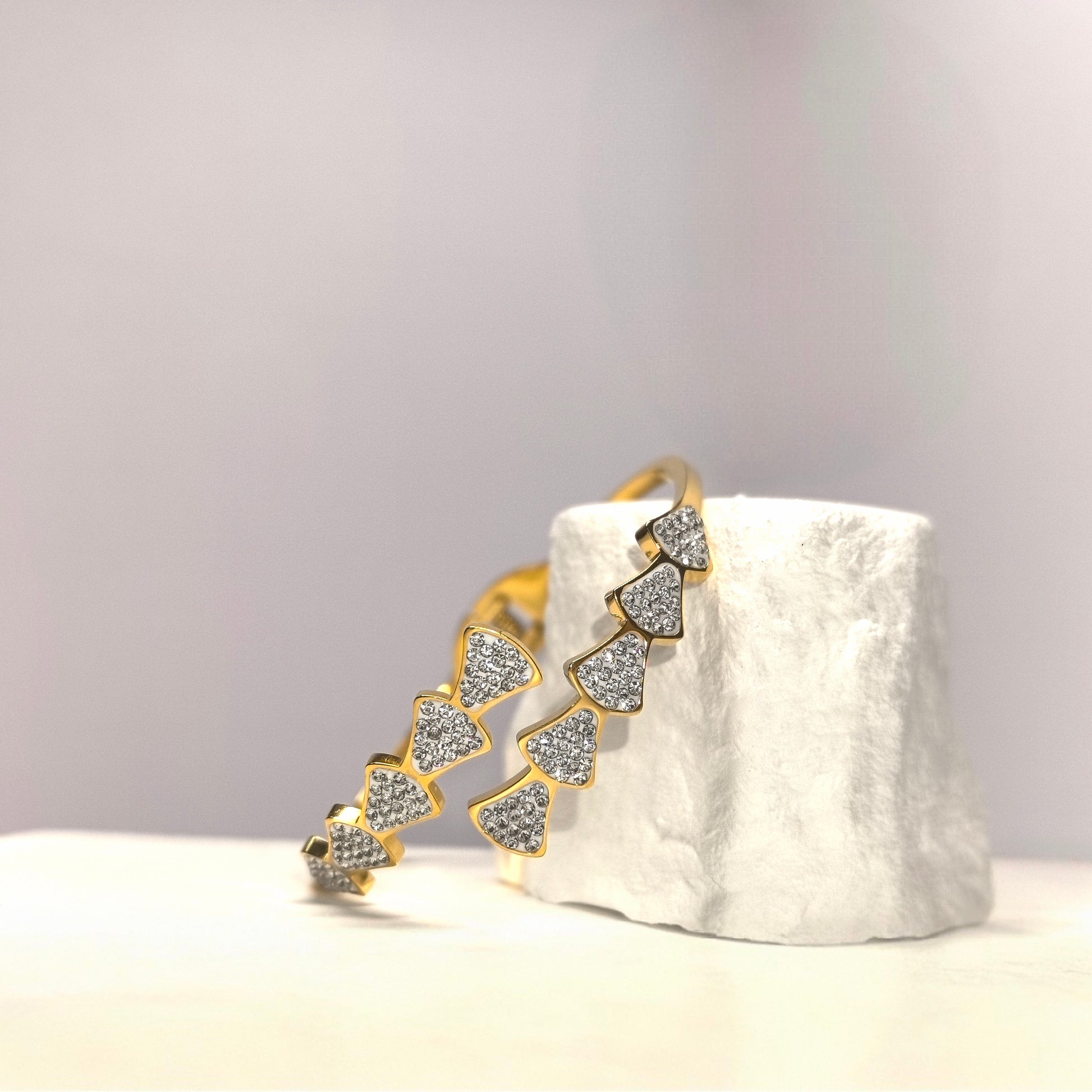 Einzigartiges Armband aus Titanstahl in Diamantrockform