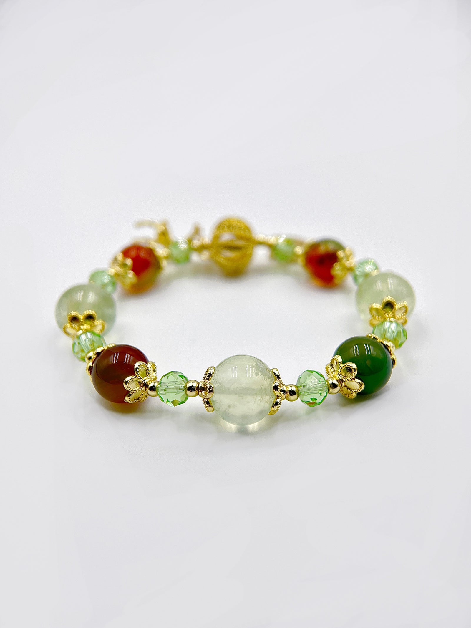Bracelet en perles de préhnite verte avec décoration de boule ajourée et détaillée