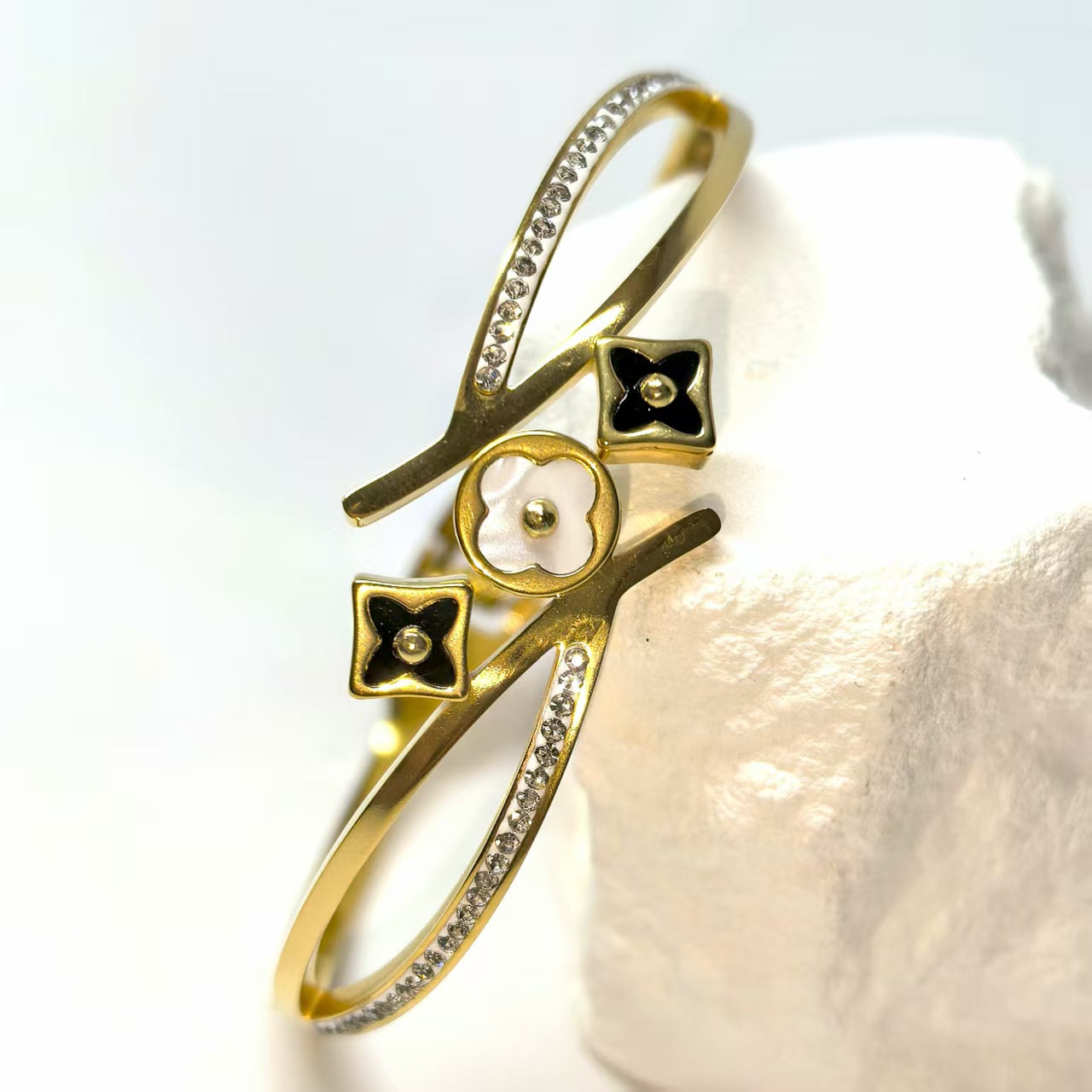 Leichtes Luxusarmband aus Titanstahl mit vierblättrigem Kleeblatt und Zirkonia