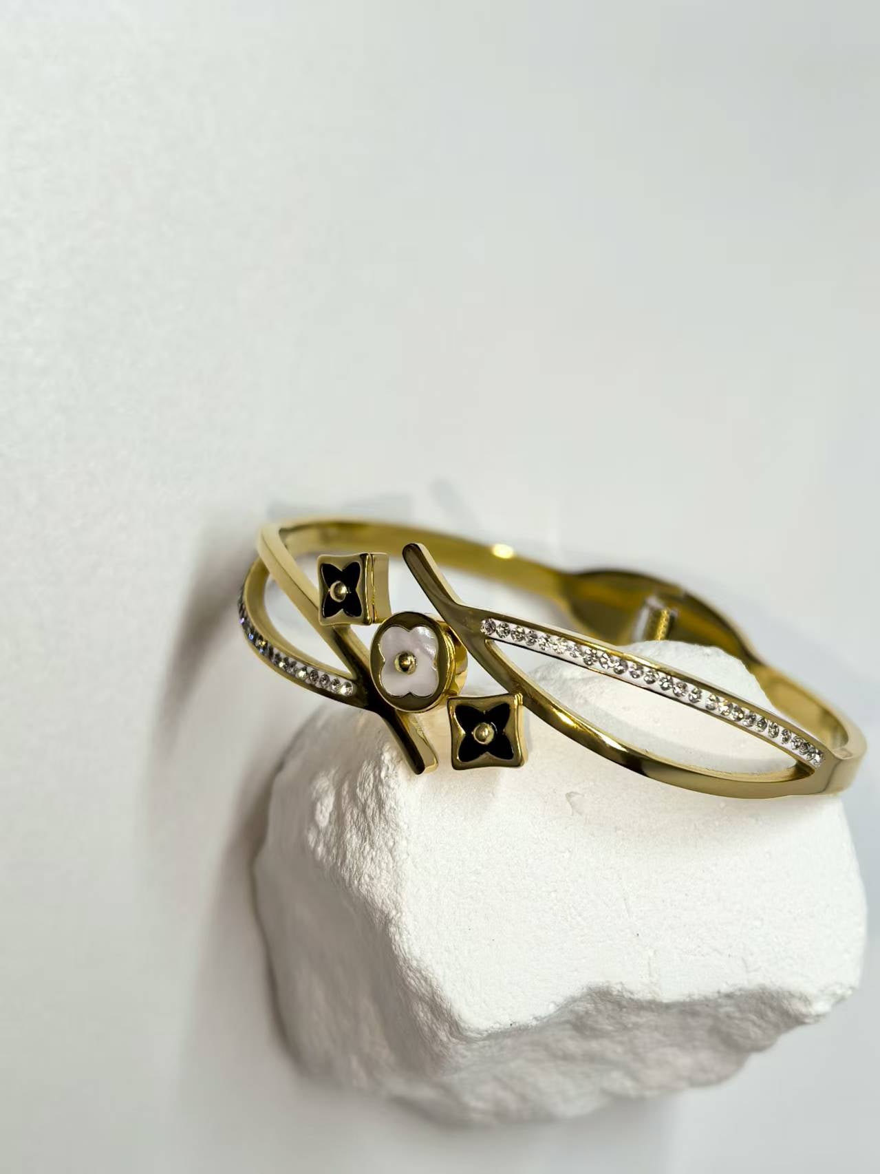 Leichtes Luxusarmband aus Titanstahl mit vierblättrigem Kleeblatt und Zirkonia