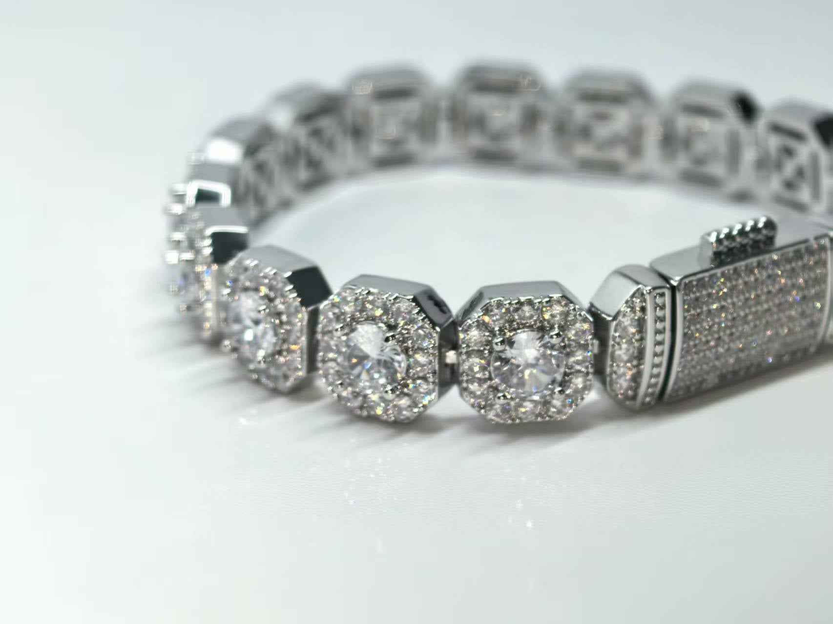 Luxuriöses Ice-Cube-Kettenarmband mit Zirkonia
