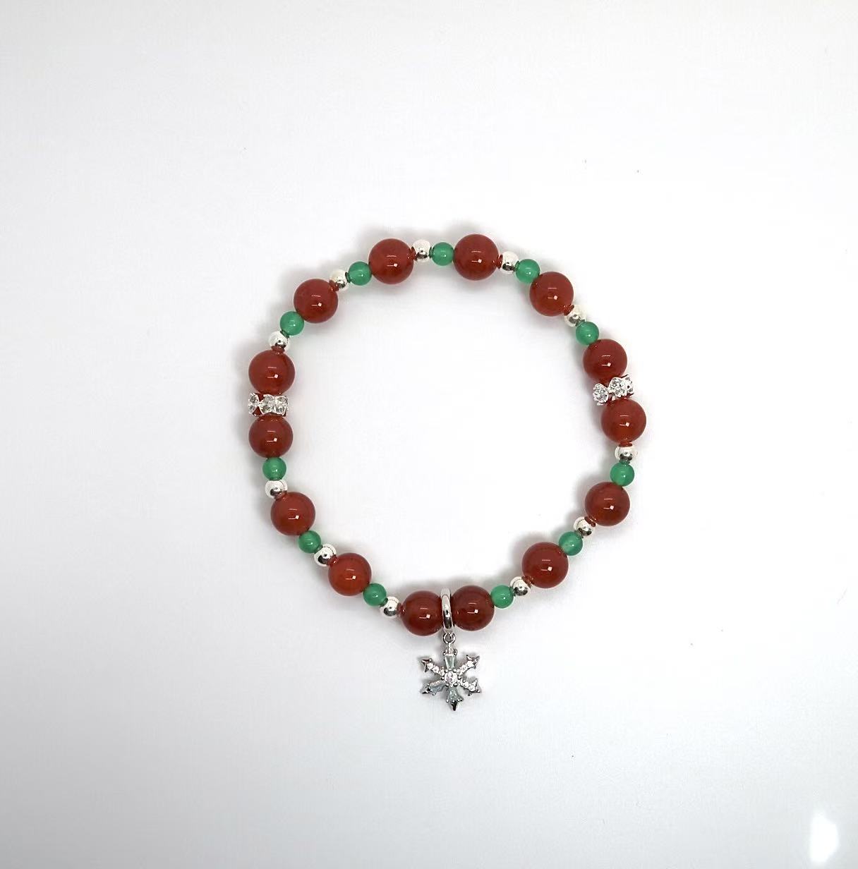Bracelet en veines de dragon rouge et agate verte avec breloque flocon de neige argentée