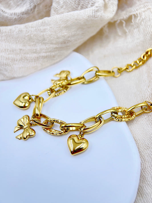 Braccialetto vintage con ciondolo color oro e dettagli a forma di cuore e fiocco | Gioielli trendy per donna | Idea regalo di ringraziamento