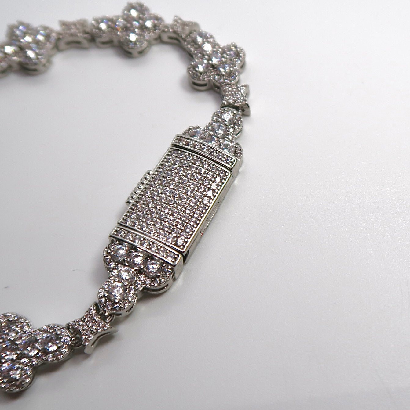 Funkelndes Kreuzblumenarmband mit Micro-Pavé-Zirkonia