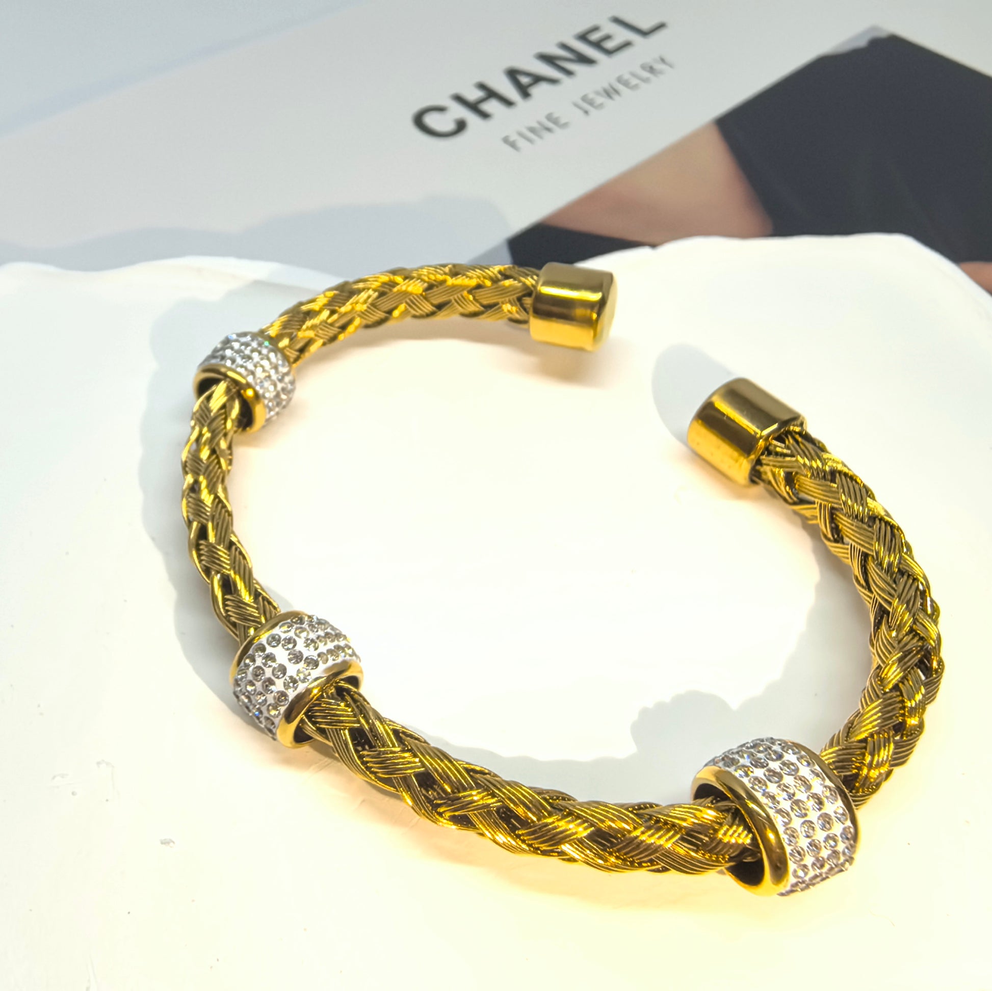 Personalisiertes gewebtes Armband aus Titanstahl mit hohlem Zirkon