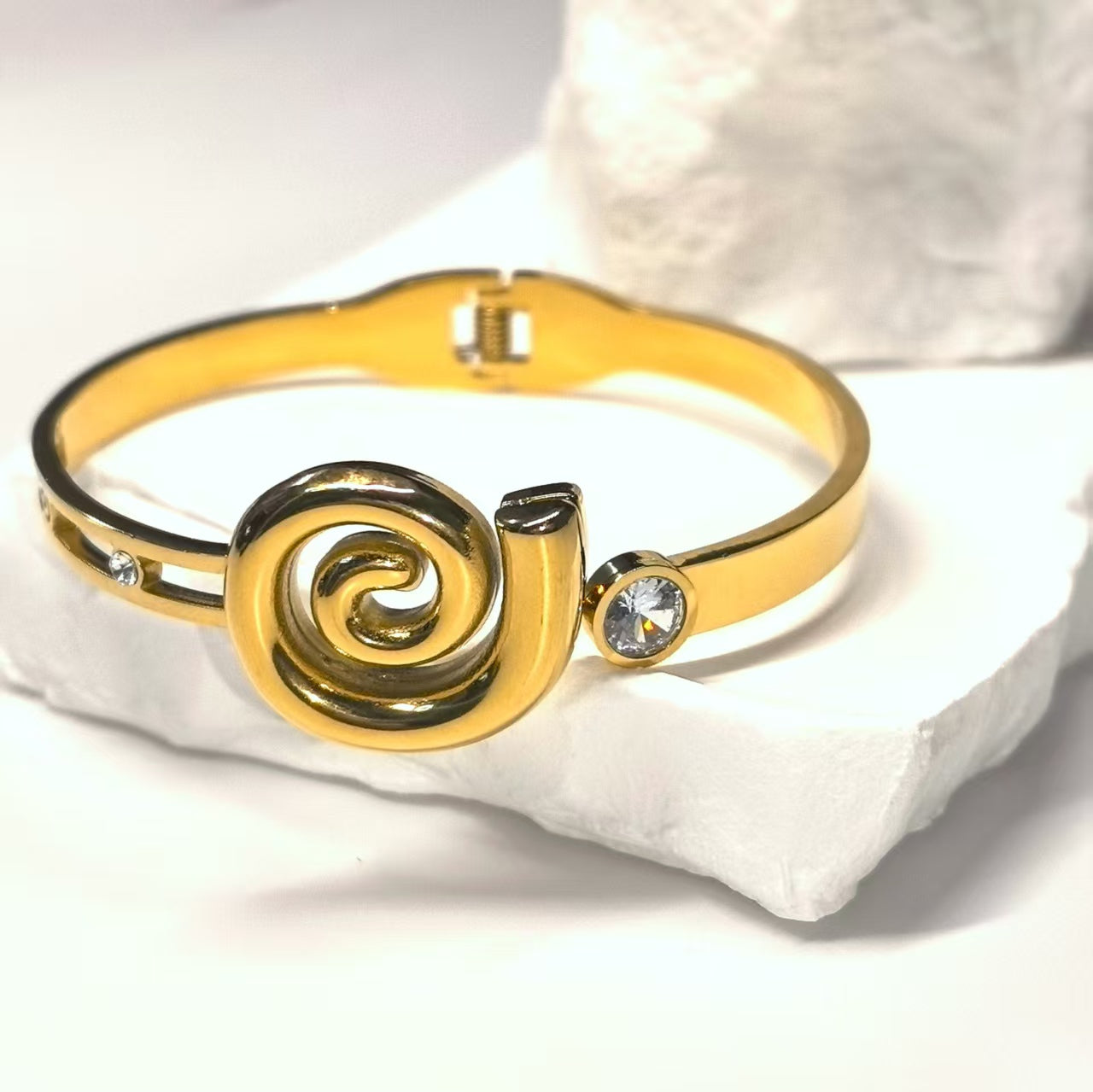 Schlichtes Armband aus Titanstahl mit durchbrochenem Zirkonia