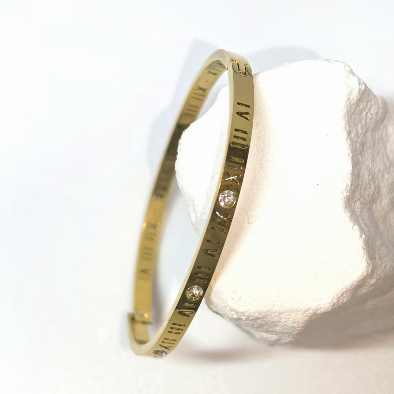 Leichtes Luxusarmband aus Titanstahl mit römischen Ziffern und Zirkonia