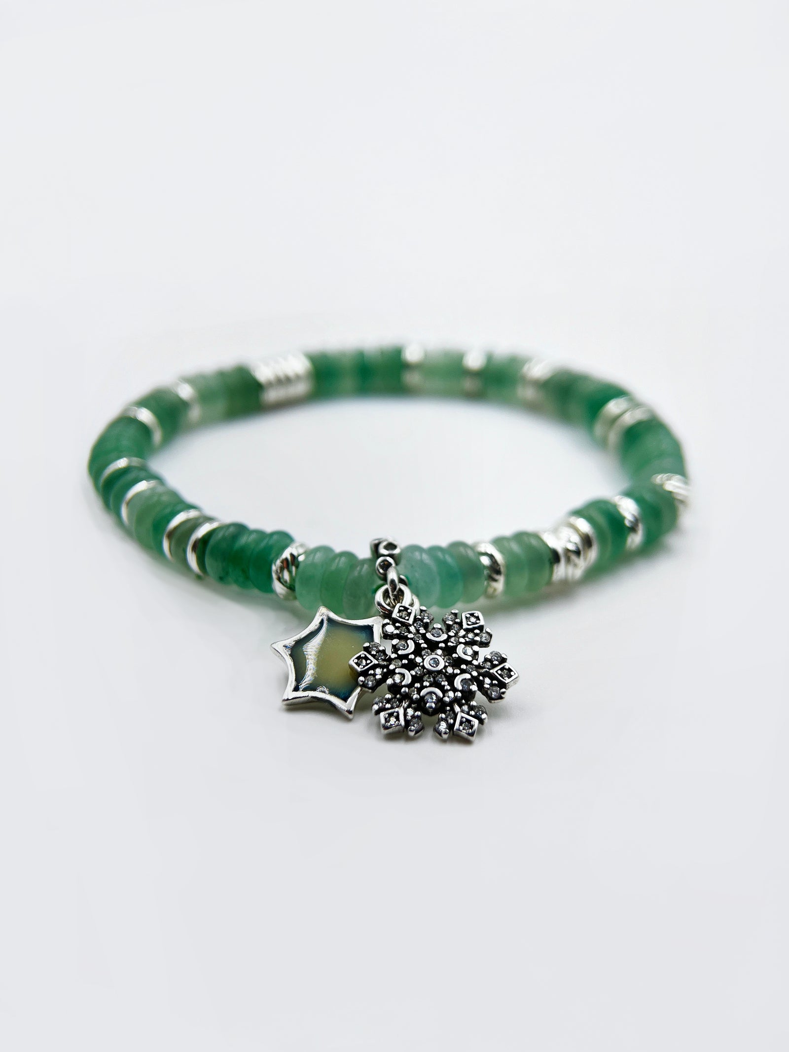 Bracelet en aventurine verte avec breloque flocon fixe | Bijoux à superposer pour Noël