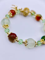 Bracelet en perles de préhnite verte avec décoration de boule ajourée et détaillée