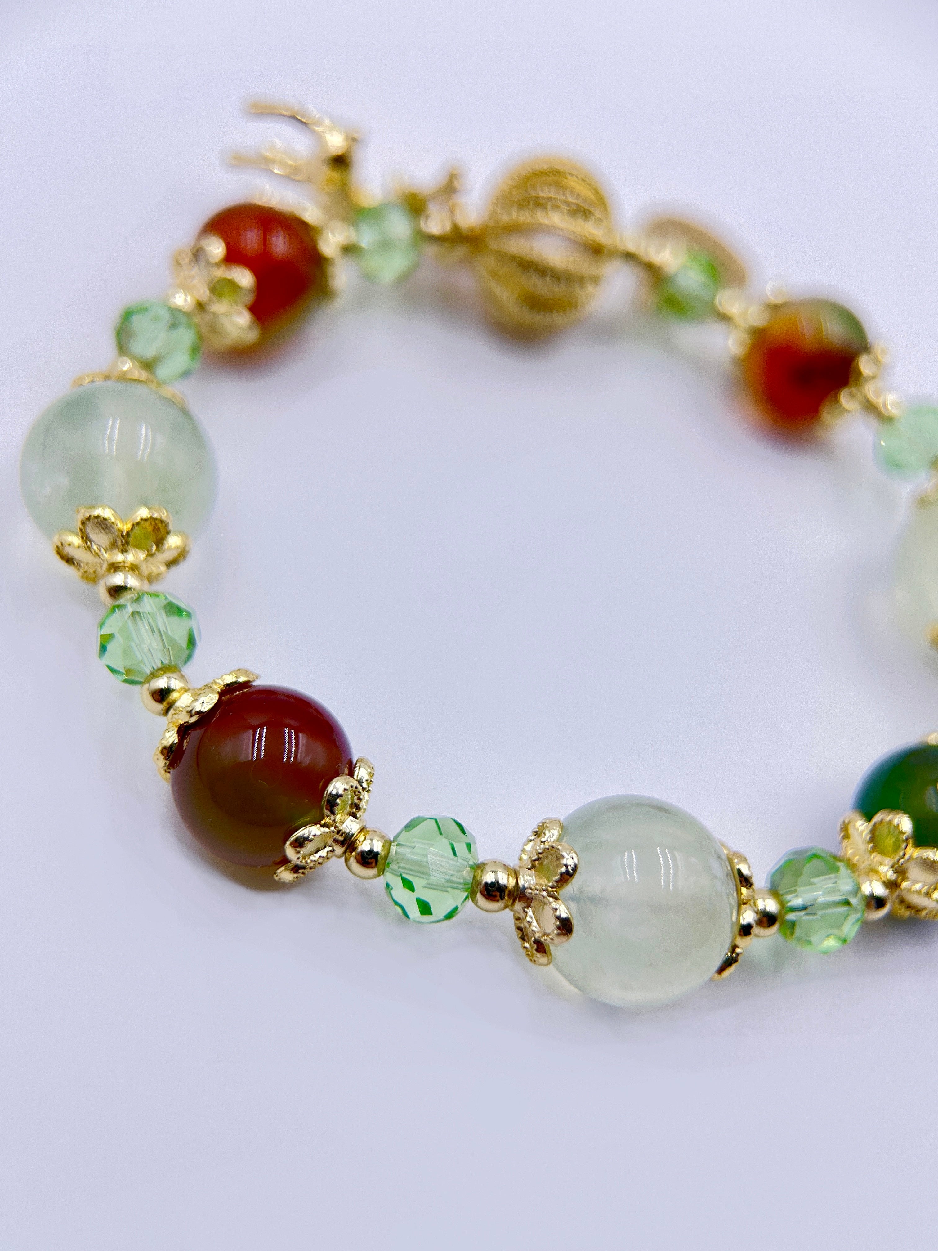 Bracelet en perles de préhnite verte avec décoration de boule ajourée et détaillée