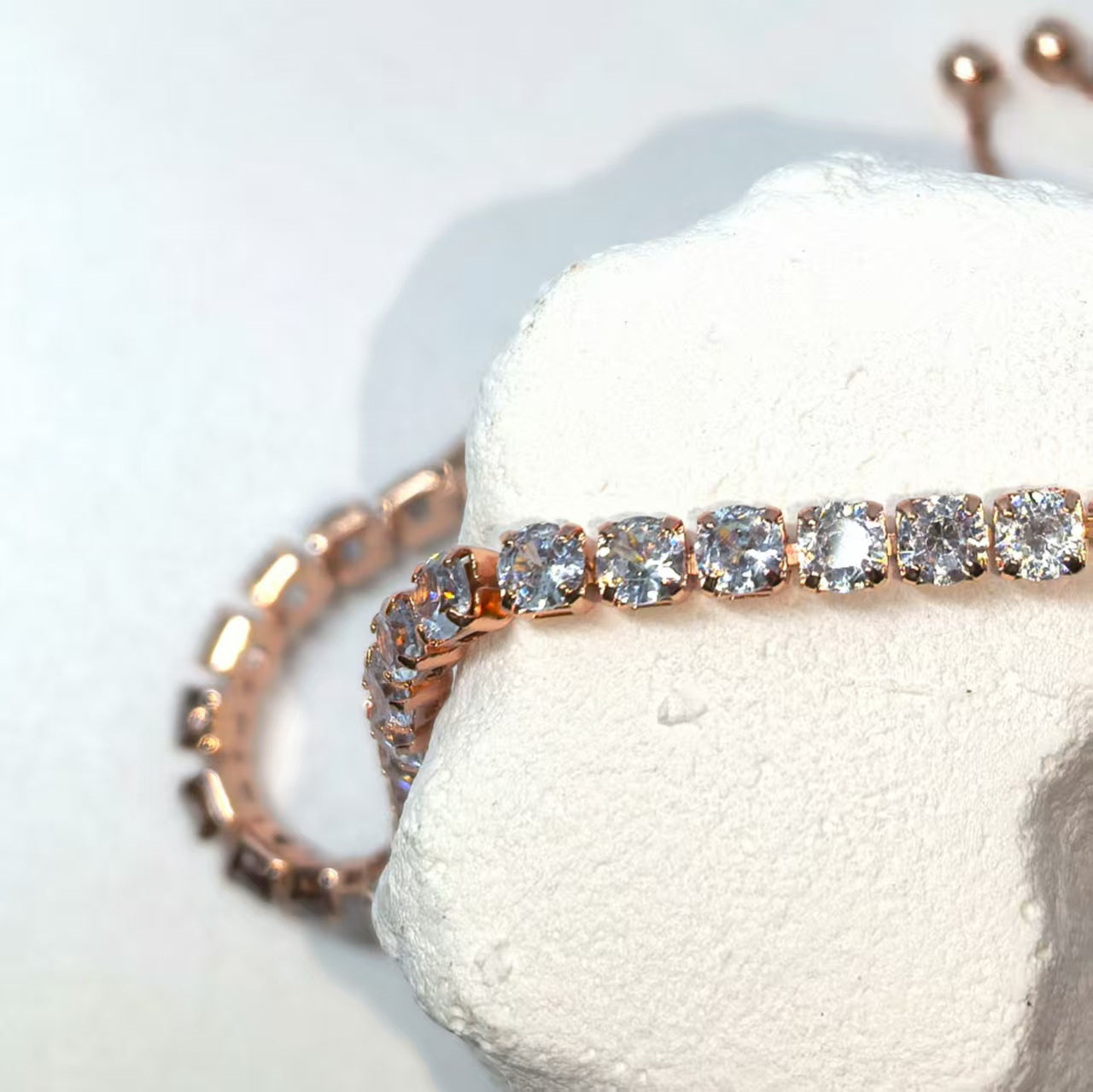 Einreihiges, verstellbares Armband mit runden Zirkonia und Diamanten