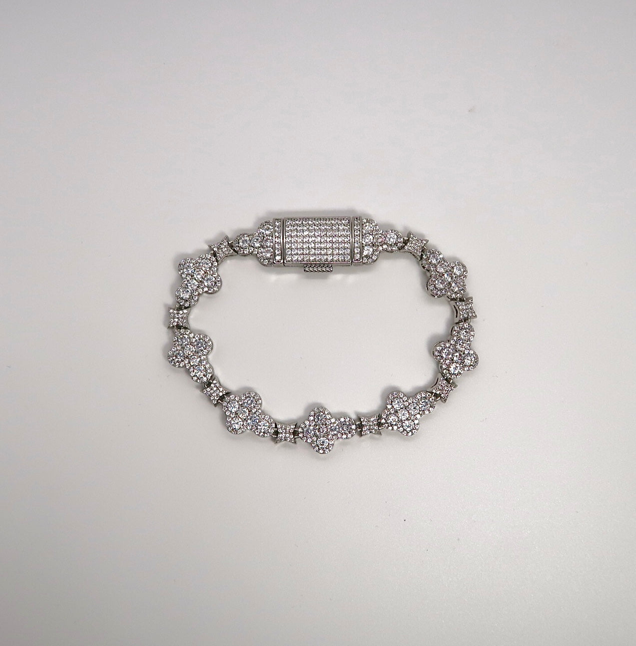 Funkelndes Kreuzblumenarmband mit Micro-Pavé-Zirkonia
