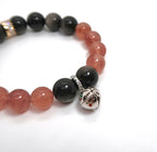 Bracelet fait main en obsidienne argentée et quartz fraise avec breloque en laiton et argent