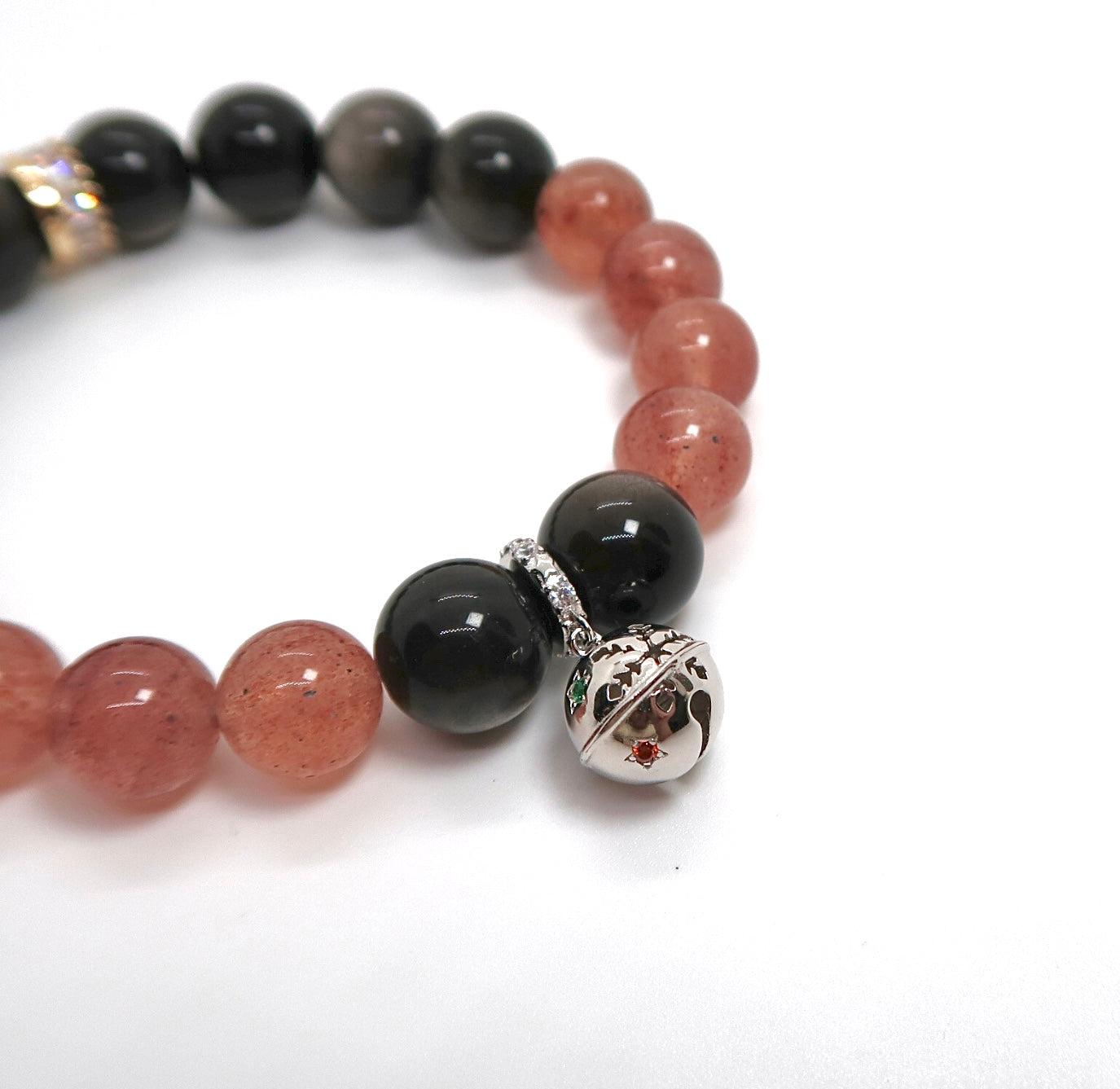 Bracelet fait main en obsidienne argentée et quartz fraise avec breloque en laiton et argent