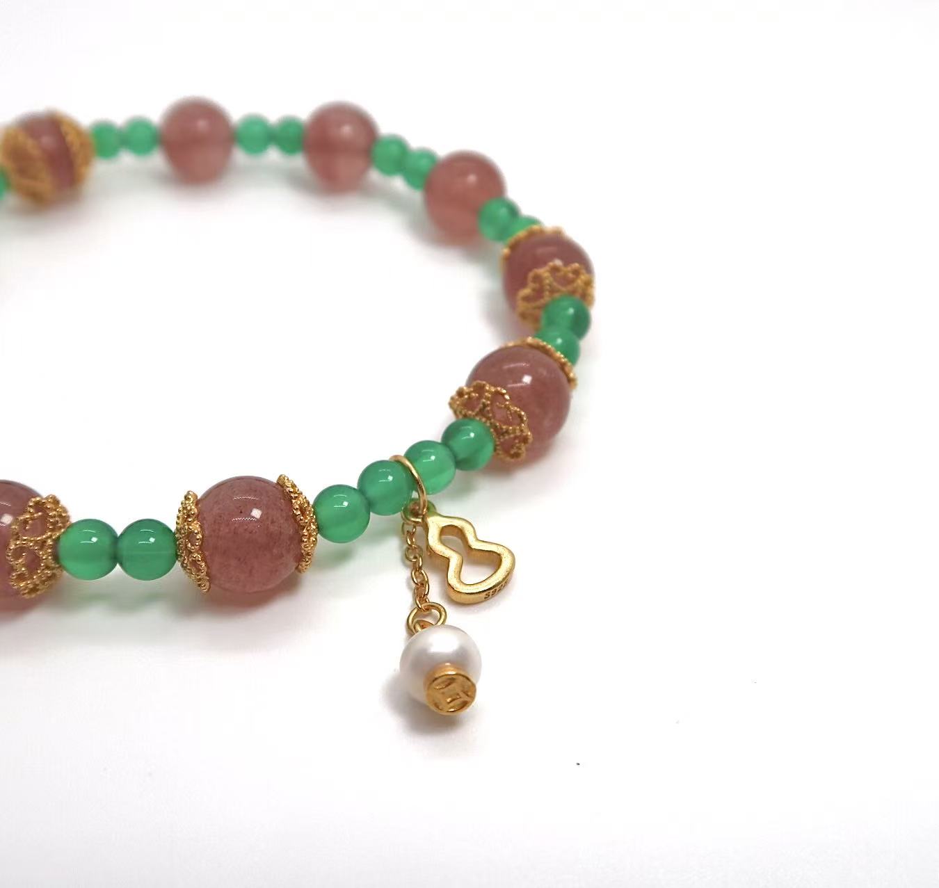 Bracelet fait main en quartz fraise et agate verte avec breloque en forme de gourde argentée