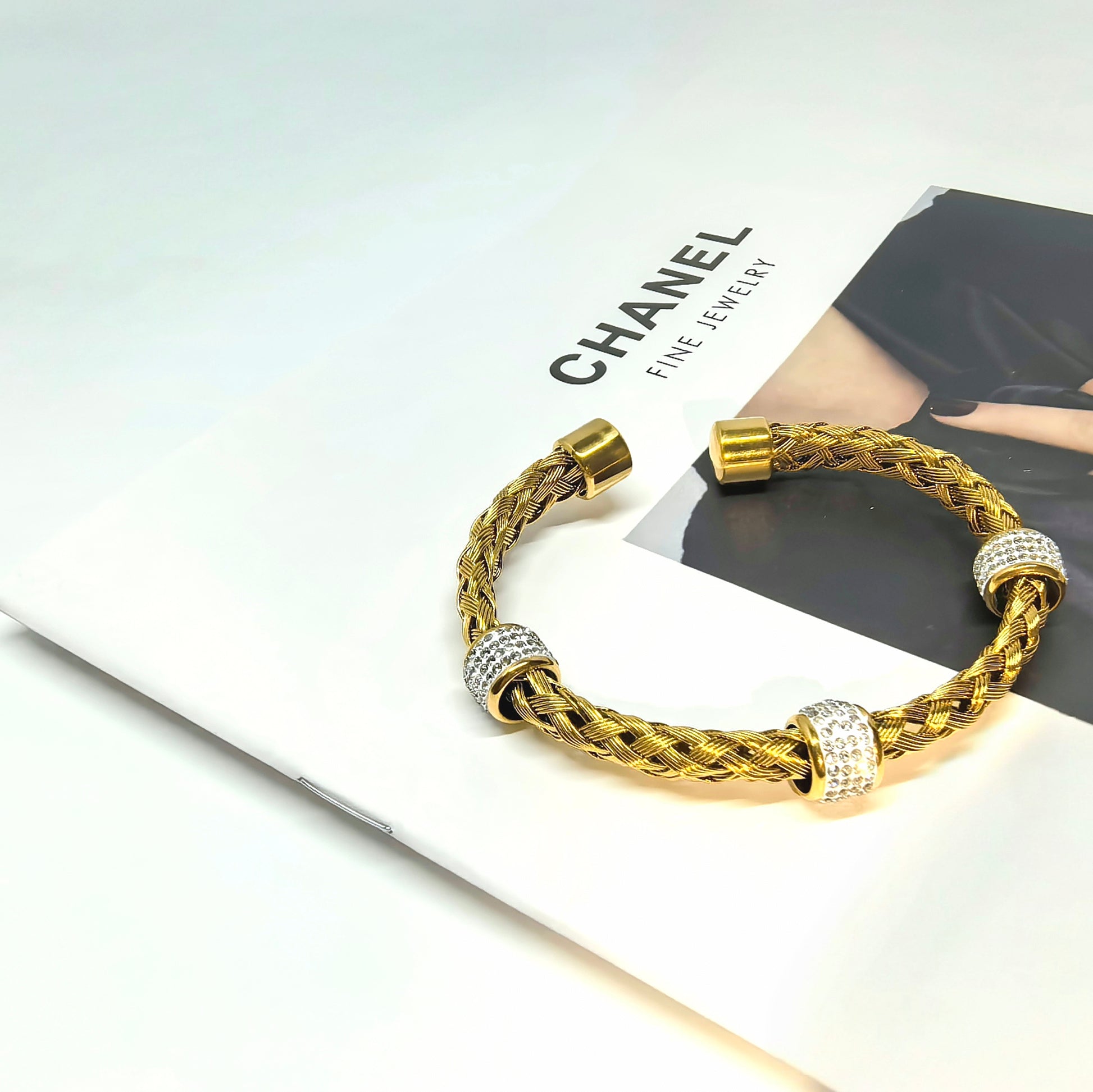 Personalisiertes gewebtes Armband aus Titanstahl mit hohlem Zirkon