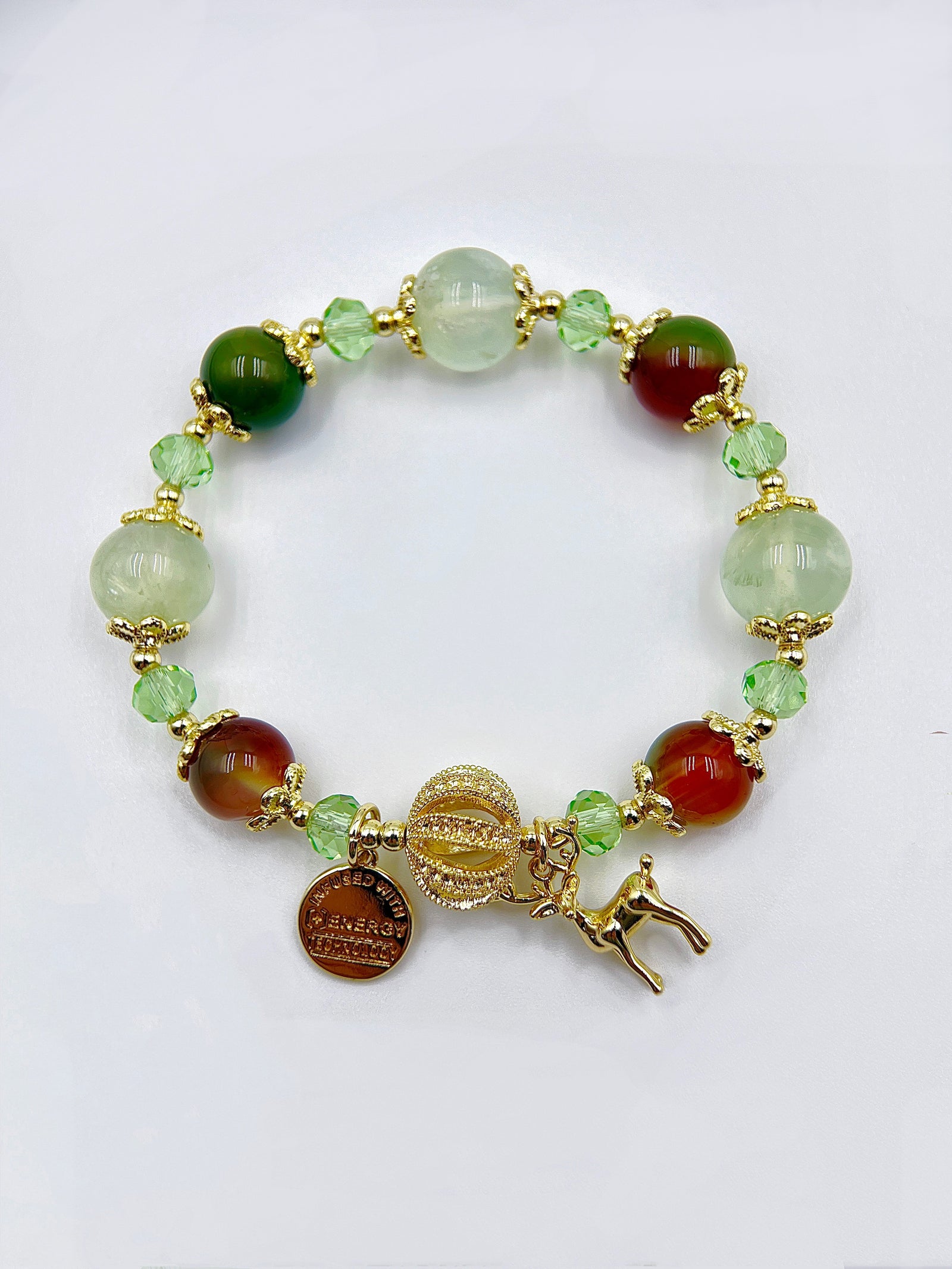 Bracelet en perles de préhnite verte avec décoration de boule ajourée et détaillée