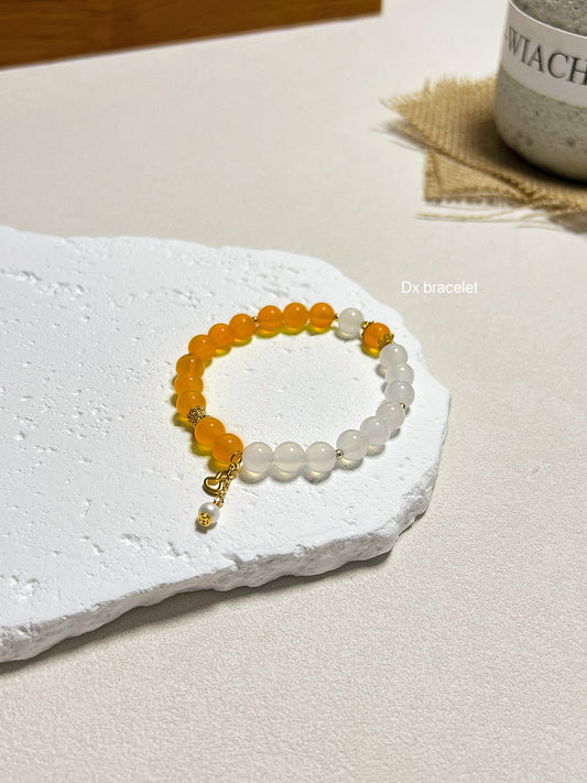 Bracelet en forme de gourde ajourée plaquée or - Agate jaune et blanche avec perle