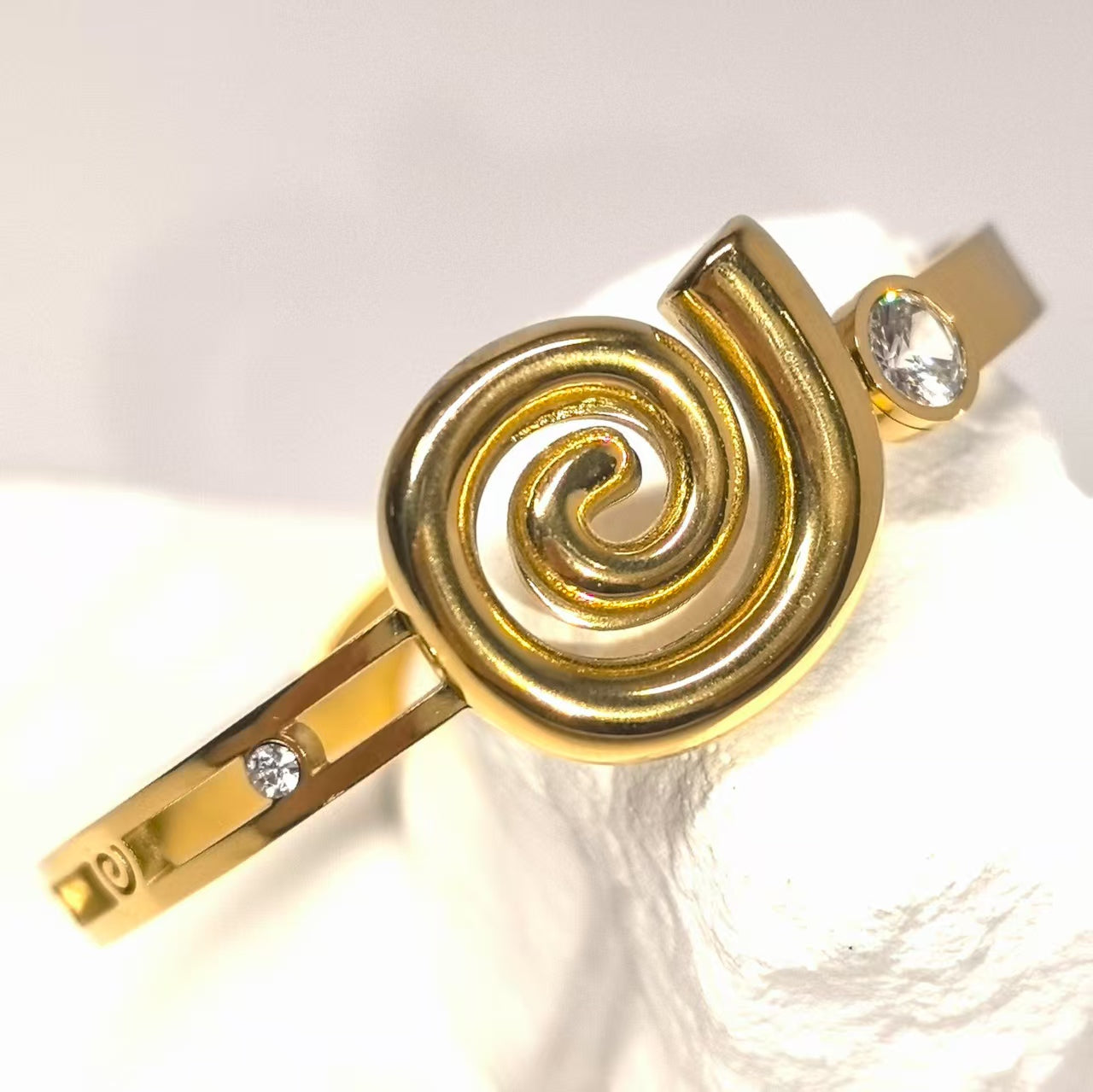 Schlichtes Armband aus Titanstahl mit durchbrochenem Zirkonia